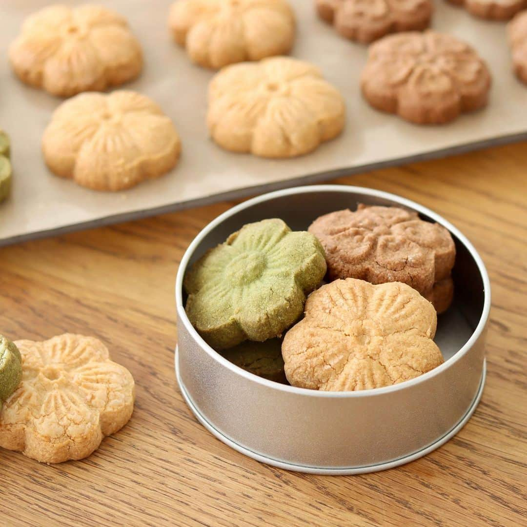 HidaMari Cookingのインスタグラム：「3 flavors butter cookies🍪  お花みたいなバタークッキー🌼  #homemade #easy #recipe #tutorial #baking #foodstyling #foodporn #food #foodphotography #foodpics #foodgasm #tasty #dessert #inspiration  #おうちカフェ #お菓子作り #クッキー #ケーキ作り好きな人と繋がりたい #手作りお菓子 #cake #sweets #homecafe #homemakecake #cookie #instafood #cakestagram #cakelover #foodie #hidamaricooking」