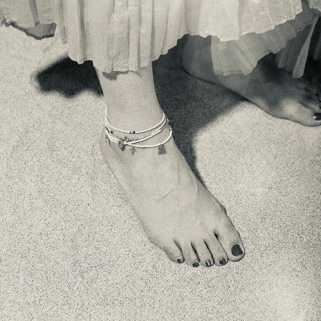 Enasolunaさんのインスタグラム写真 - (EnasolunaInstagram)「Anklets upgrade your summer look✨ 夏に欠かせないジュエリーといえば“アンクレット”。  enasolunaでは、シンプルで華奢なチェーンアンクレットやビーズを使用した遊び心溢れるデザインのアンクレットを展開しています。  ✔︎ ena anklet  ¥18,700〜¥22,000(tax incl.) 3種類のチェーンにて展開。漢字チャームをプラスして個性的に。  ✔︎ FUKU necklace 3 and 4 ¥14,960(tax incl.) ¥6,930(tax incl.) 福ネックレスの3と4を繋げて足首に巻けばボリュームあるアンクレットに。  普段の装いにアンクレットをプラスして、夏気分を盛り上げてみませんか？！  #enasoluna #エナソルーナ  #anklet #アンクレット」8月1日 19時42分 - enasoluna_official