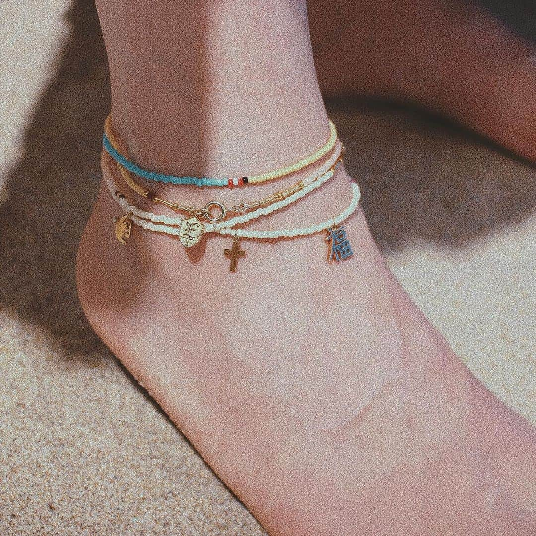 Enasolunaさんのインスタグラム写真 - (EnasolunaInstagram)「Anklets upgrade your summer look✨ 夏に欠かせないジュエリーといえば“アンクレット”。  enasolunaでは、シンプルで華奢なチェーンアンクレットやビーズを使用した遊び心溢れるデザインのアンクレットを展開しています。  ✔︎ ena anklet  ¥18,700〜¥22,000(tax incl.) 3種類のチェーンにて展開。漢字チャームをプラスして個性的に。  ✔︎ FUKU necklace 3 and 4 ¥14,960(tax incl.) ¥6,930(tax incl.) 福ネックレスの3と4を繋げて足首に巻けばボリュームあるアンクレットに。  普段の装いにアンクレットをプラスして、夏気分を盛り上げてみませんか？！  #enasoluna #エナソルーナ  #anklet #アンクレット」8月1日 19時42分 - enasoluna_official