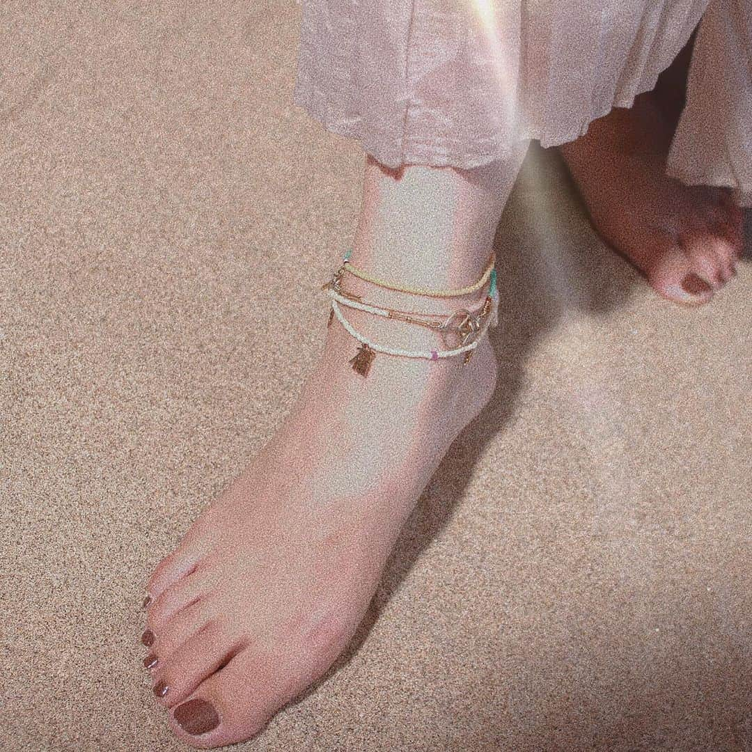 Enasolunaさんのインスタグラム写真 - (EnasolunaInstagram)「Anklets upgrade your summer look✨ 夏に欠かせないジュエリーといえば“アンクレット”。  enasolunaでは、シンプルで華奢なチェーンアンクレットやビーズを使用した遊び心溢れるデザインのアンクレットを展開しています。  ✔︎ ena anklet  ¥18,700〜¥22,000(tax incl.) 3種類のチェーンにて展開。漢字チャームをプラスして個性的に。  ✔︎ FUKU necklace 3 and 4 ¥14,960(tax incl.) ¥6,930(tax incl.) 福ネックレスの3と4を繋げて足首に巻けばボリュームあるアンクレットに。  普段の装いにアンクレットをプラスして、夏気分を盛り上げてみませんか？！  #enasoluna #エナソルーナ  #anklet #アンクレット」8月1日 19時42分 - enasoluna_official