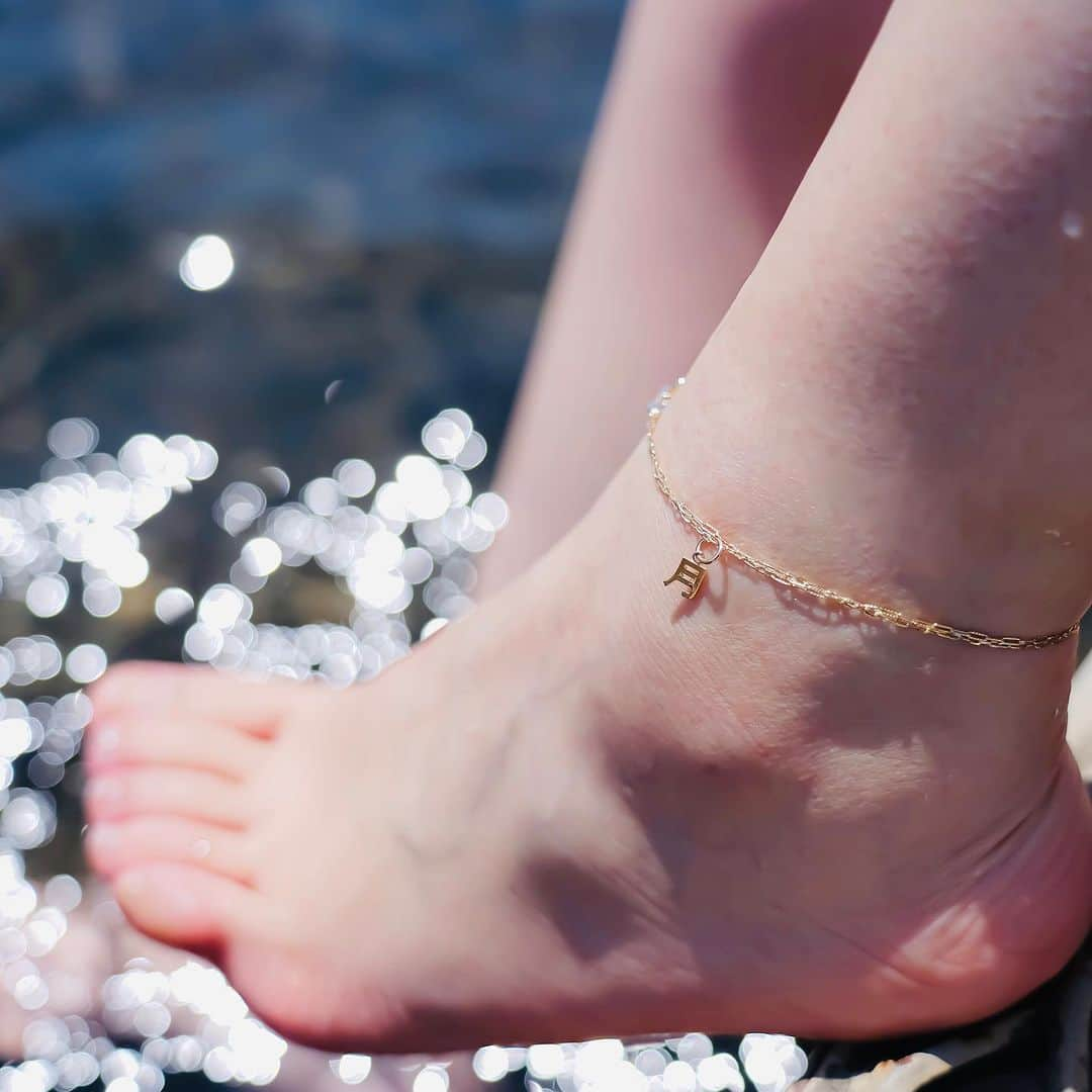 Enasolunaさんのインスタグラム写真 - (EnasolunaInstagram)「Anklets upgrade your summer look✨ 夏に欠かせないジュエリーといえば“アンクレット”。  enasolunaでは、シンプルで華奢なチェーンアンクレットやビーズを使用した遊び心溢れるデザインのアンクレットを展開しています。  ✔︎ ena anklet  ¥18,700〜¥22,000(tax incl.) 3種類のチェーンにて展開。漢字チャームをプラスして個性的に。  ✔︎ FUKU necklace 3 and 4 ¥14,960(tax incl.) ¥6,930(tax incl.) 福ネックレスの3と4を繋げて足首に巻けばボリュームあるアンクレットに。  普段の装いにアンクレットをプラスして、夏気分を盛り上げてみませんか？！  #enasoluna #エナソルーナ  #anklet #アンクレット」8月1日 19時42分 - enasoluna_official