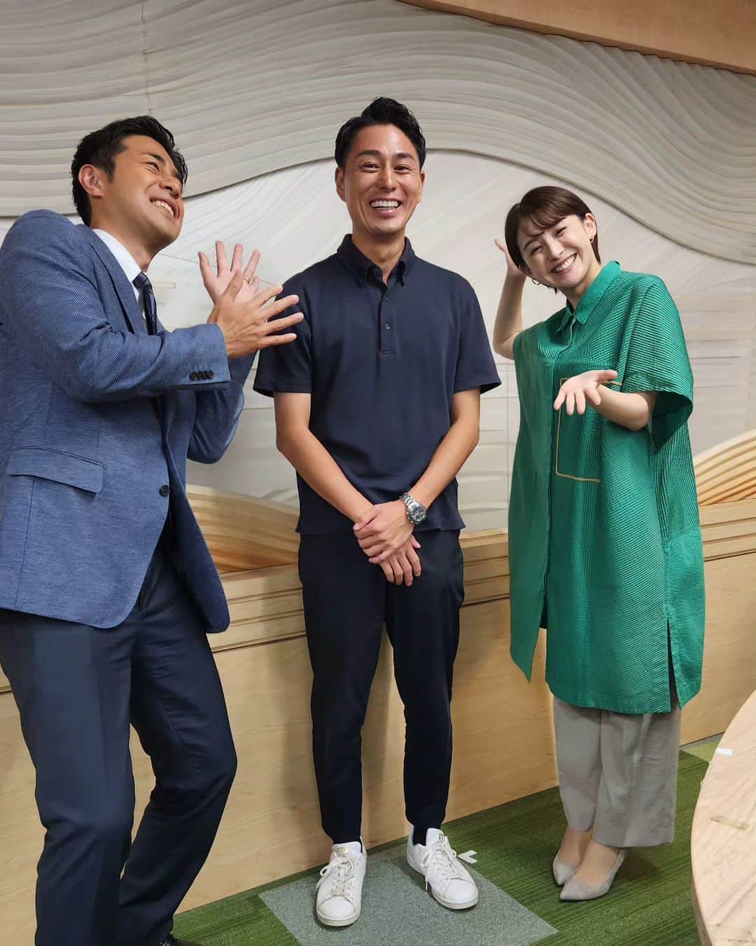 のインスタグラム：「きょうは、#木村拓也 キャスター33歳の誕生日🎂🎉✨️  目標は、「誰よりも日焼けすること」とのこと💪🏝☀️  毎日、ホットな場所から中継🎤  番組を支えてくれてます👍️  #イット #木村拓也 #happybirthday  #33歳  #榎並大二郎 #宮司愛海」
