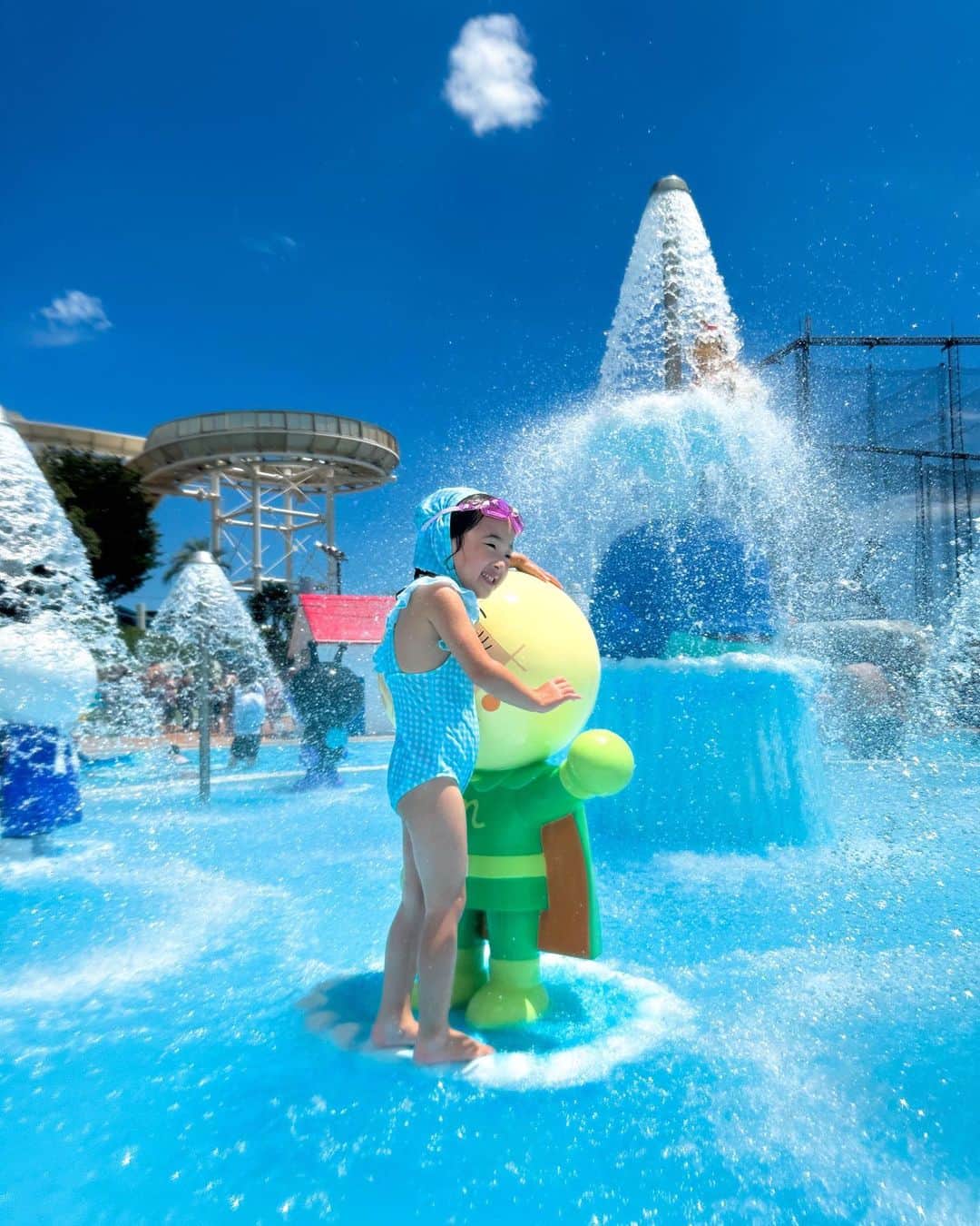 菊井彰子のインスタグラム：「【よみうりランドWAI🏊🌺】  娘とパパは去年ぶり、私は初めての念願のよみうりランドのプールでした♡♡  娘まもなく４歳はBIGバケツから水バッシャーンの新エリアに夢中！ （大人も楽しめて子供も滑られるウォータースライダーもある） そして波のプールもお気に入りでした🌊  アンパンマンエリアは赤ちゃんもいたよ👶♡  有料席は既に予約いっぱい。 せめての日陰の場所取りするために9:30くらいには着くように向かったけれど既に駐車場の先まで長蛇の列🤣 （10時開園）  結局、日陰場所は取れなくて、、、 だったらということで新エリア真ん前の場所を確保♡  太陽サンサンの日だったけれどテントとレジャーシートを持って行っていたので全然平気でした😁  というか、ほぼテントにいなかったからかな（笑）  飲み物もご飯も売ってるしスタバもあるけれど （お酒禁止だけどノンアルコールビールはあった♡） 一応保冷バックにいれて凍ってるドリンクを買っていったのが意外によかったかも🥤 （ビンカンは禁止）  平日月曜日だったけれどさすがの夏休み☀️ 混んでたわー🤣 でも入っちゃえば全然楽しめたよ♡  娘も久しぶりに一日中パパと一緒に時間を過ごせて楽しそうだった🌈  次はどこのプールいこうかな❓ おすすめありませんか❓  ・ ・ ・ ・ ・ ・  #子連れプール  #よみうりランドプール  #よみうりランドプールwai  #よみうりランド　 #夏休みの過ごし方」
