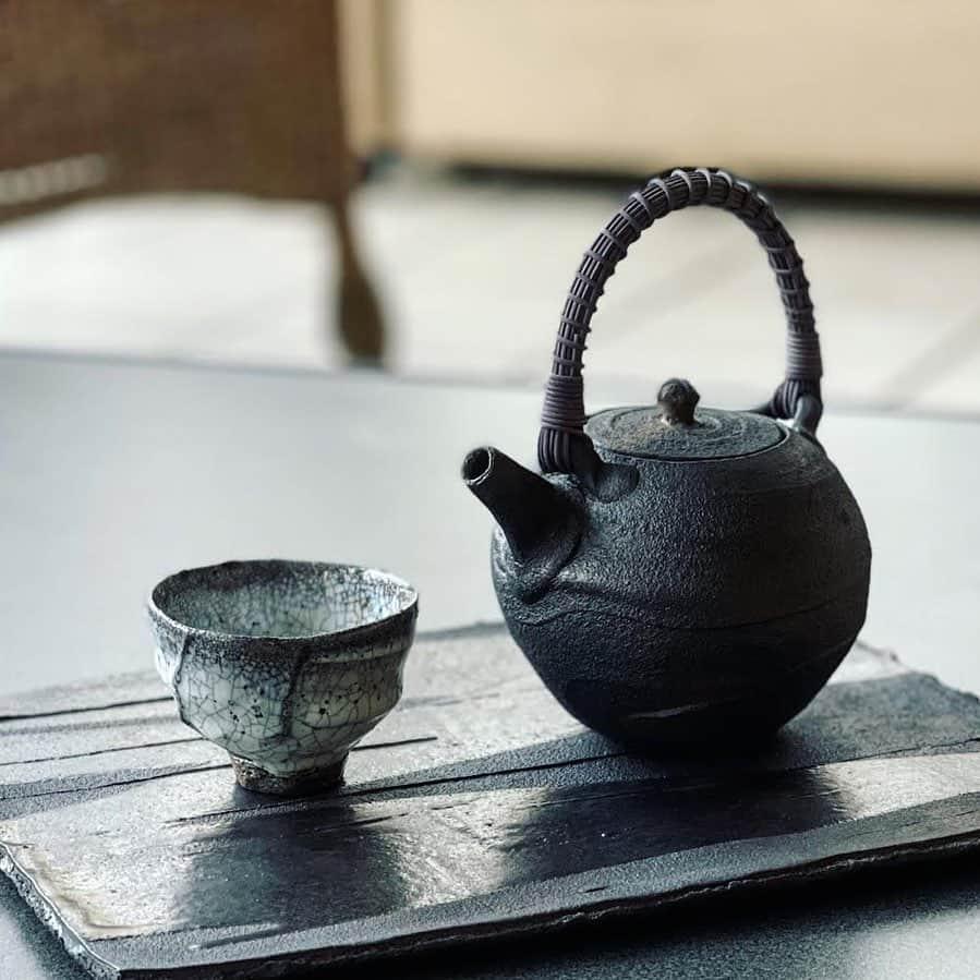 佐竹晃さんのインスタグラム写真 - (佐竹晃Instagram)「Tea set, tanka nuka glazed cup, tanka kaki glazed plate, tanka teapot . www.akirasatake.com  #teapot #急須 #yunomi  #湯呑み #湯呑  #akirasatake #akirasatakeceramics #clay #rada  #asheville  #tea #gallerymugen  #茶 #陶芸 #陶芸家  #佐竹晃 #ceramics #pottery #japanese #japanesepottery」8月1日 19時43分 - akirasatake