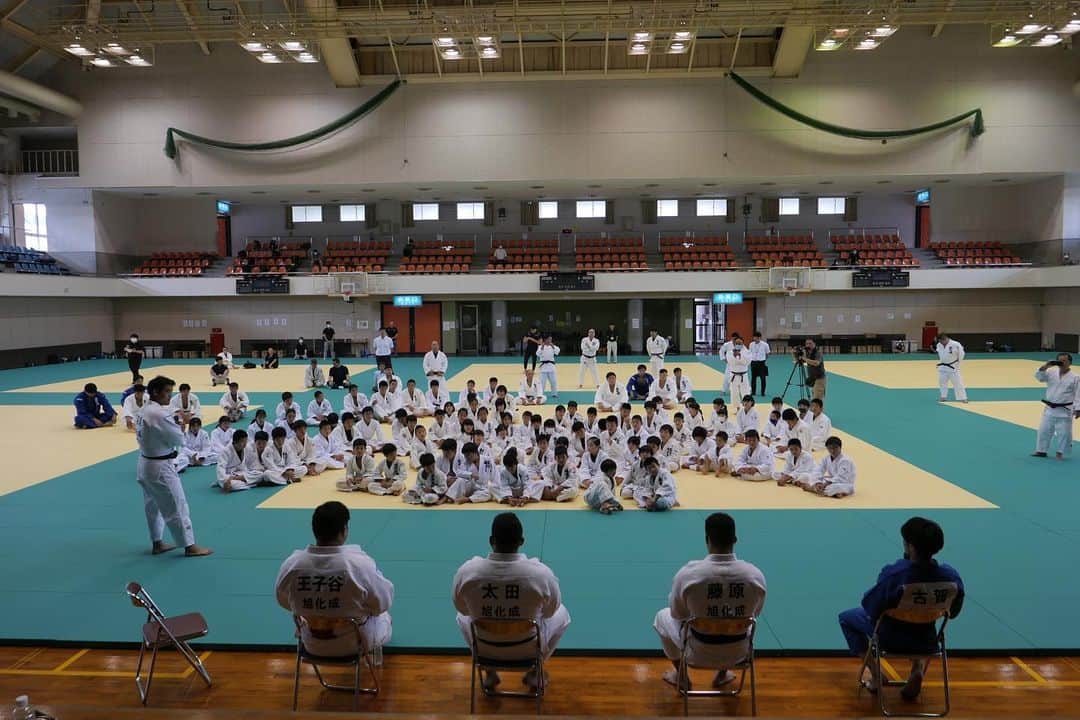 羽賀龍之介のインスタグラム：「技術指導の前のトークショー。 内容構成も選手で考えました。初めての司会。 @takeshiojitani  @otahyoga  @k346g  @judo.sotaro  @asahikasei_judo」