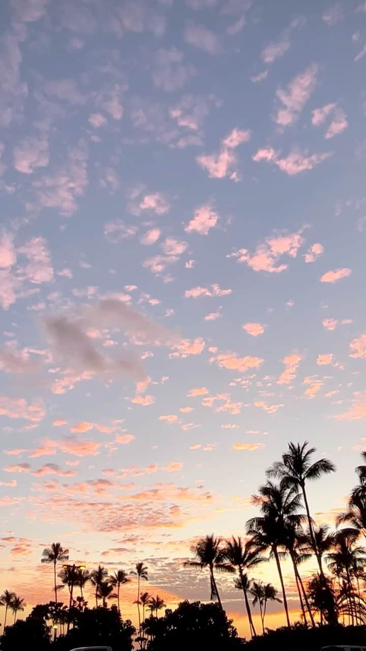 遊海 Yuumiのインスタグラム：「Hawaii big island Kona ❤️ sunset drive #bigisland #hawaiistagram #hawaii #hawaiitrip #hawaiibigisland #konahawaii #kona #adventure #travel #hawaiiian #vacay #ビックアイランド　#ハワイ　#ハワイ島　#ハワイ旅行 #ハワイ島コナ #旅　#アドベンチャー」