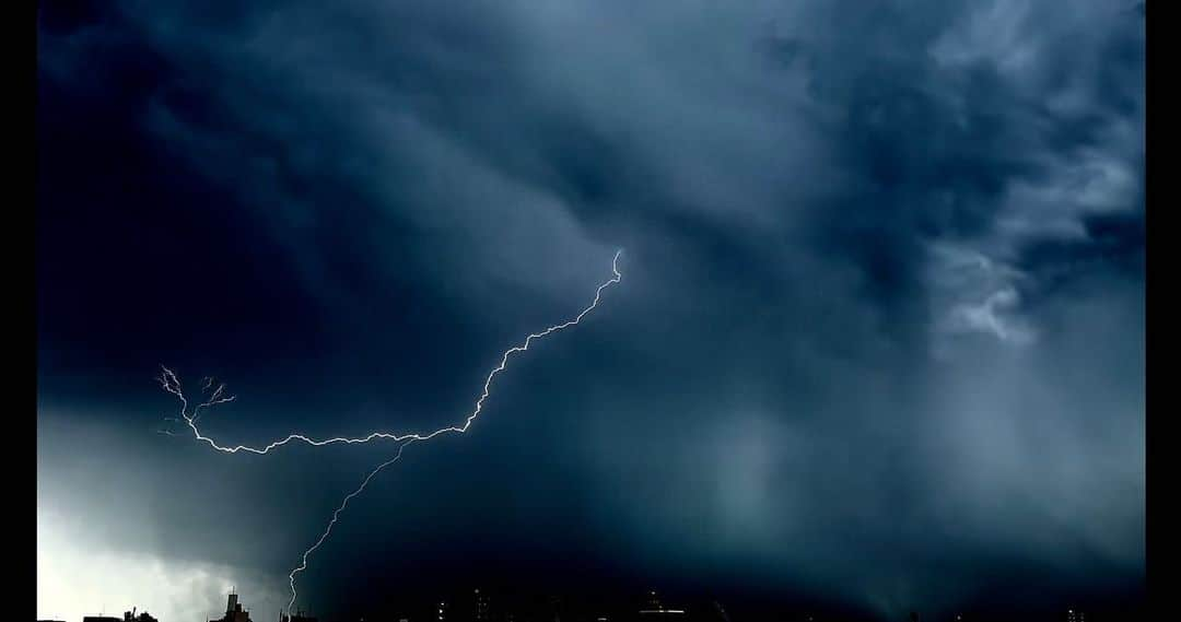 柴田淳さんのインスタグラム写真 - (柴田淳Instagram)「#雷 #tokyo #Thunder 2023年8月1日午後  流石に真昼間だったのでカメラに写りづらく、コントラストを最大に下げ、明るさを最大に下げました。 そうしたら、あらまぁ幻想的に🥹⚡️⚡️⚡️」8月1日 19時55分 - shibatajun_official