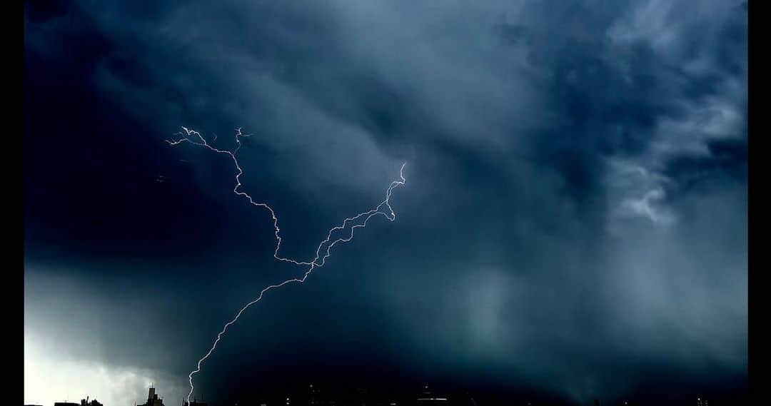 柴田淳さんのインスタグラム写真 - (柴田淳Instagram)「#雷 #tokyo #Thunder 2023年8月1日午後  流石に真昼間だったのでカメラに写りづらく、コントラストを最大に下げ、明るさを最大に下げました。 そうしたら、あらまぁ幻想的に🥹⚡️⚡️⚡️」8月1日 19時55分 - shibatajun_official