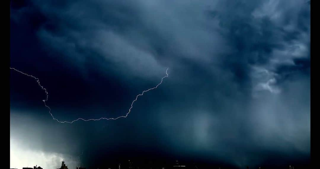 柴田淳さんのインスタグラム写真 - (柴田淳Instagram)「#雷 #tokyo #Thunder 2023年8月1日午後  流石に真昼間だったのでカメラに写りづらく、コントラストを最大に下げ、明るさを最大に下げました。 そうしたら、あらまぁ幻想的に🥹⚡️⚡️⚡️」8月1日 19時55分 - shibatajun_official