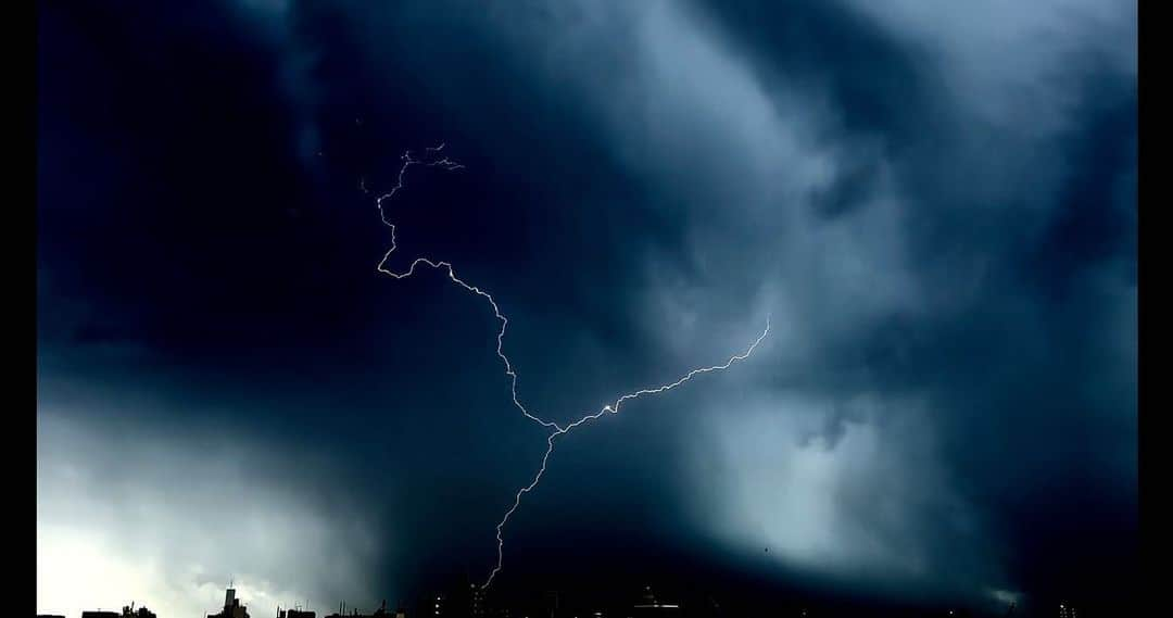 柴田淳さんのインスタグラム写真 - (柴田淳Instagram)「#雷 #tokyo #Thunder 2023年8月1日午後  流石に真昼間だったのでカメラに写りづらく、コントラストを最大に下げ、明るさを最大に下げました。 そうしたら、あらまぁ幻想的に🥹⚡️⚡️⚡️」8月1日 19時55分 - shibatajun_official