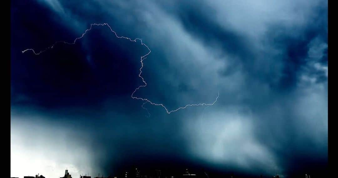 柴田淳さんのインスタグラム写真 - (柴田淳Instagram)「#雷 #tokyo #Thunder 2023年8月1日午後  流石に真昼間だったのでカメラに写りづらく、コントラストを最大に下げ、明るさを最大に下げました。 そうしたら、あらまぁ幻想的に🥹⚡️⚡️⚡️」8月1日 19時55分 - shibatajun_official