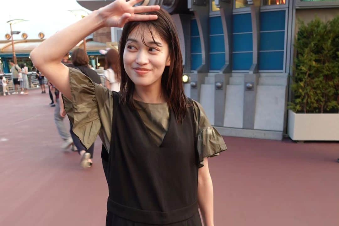 東李苑さんのインスタグラム写真 - (東李苑Instagram)「夏のおもひで🌻  少し前にディズニー行ってました🐭 定期的に行けて嬉しいっ！  ちなみに40周年でもsea派です⚓  通常より3倍濡れるアクアトピアも 久しぶりのミラコスタビュッフェも 最高でした🫶🏻」8月1日 19時48分 - az_rion