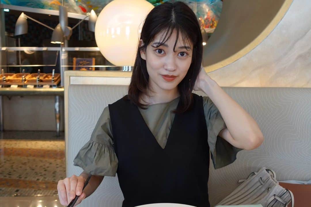 東李苑さんのインスタグラム写真 - (東李苑Instagram)「夏のおもひで🌻  少し前にディズニー行ってました🐭 定期的に行けて嬉しいっ！  ちなみに40周年でもsea派です⚓  通常より3倍濡れるアクアトピアも 久しぶりのミラコスタビュッフェも 最高でした🫶🏻」8月1日 19時48分 - az_rion
