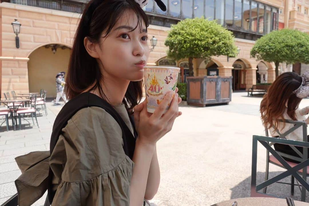 東李苑のインスタグラム：「夏のおもひで🌻  少し前にディズニー行ってました🐭 定期的に行けて嬉しいっ！  ちなみに40周年でもsea派です⚓  通常より3倍濡れるアクアトピアも 久しぶりのミラコスタビュッフェも 最高でした🫶🏻」