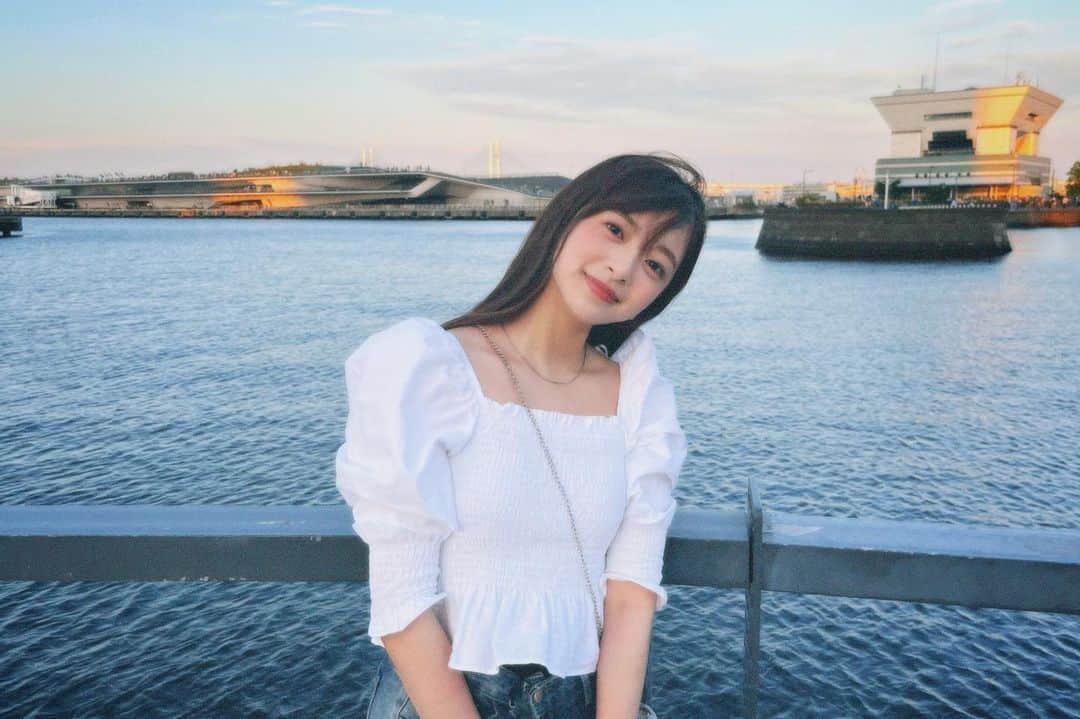 菊池柚花のインスタグラム：「. . . みなとみらいの海🐋  海なし県・栃木出身の私は、昔から海への憧れがあります☺︎ だからなのか、海を見ると嬉しくて子どものようにはしゃいでしまいます。笑 （泳ぐのは苦手ですが…😅）  昨日は #みなとみらいスマートフェスティバル で花火を見てきました🎆  2万発の花火は圧巻でした！！ ここまでスケールの大きい花火大会は久しぶりかも🤔  去年はあまり夏らしいことができなかったので、 今年は早速夏を堪能できて嬉しかったです✌🏻  みなさんは何か夏らしいことしましたか〜？？🌻🍧🍉」