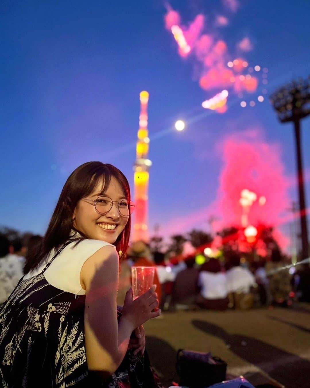 河出奈都美さんのインスタグラム写真 - (河出奈都美Instagram)「. 8月ですね〜☀️  年々暑くなっていって 夏嫌だな、と感じることも増えてしまったけれど  やっぱり夏が一番好きです🧡  そんな中、はじめて隅田川花火大会に行きました！ 友達が最高のロケーションをおさえてくれたので 近くで見られて喜んでおります☺️✨ 暑さでやられないように気をつけながら 楽しみましょう♪  #8月#夏 #隅田川花火大会  #夏の楽しみ #🎆#🌻#🏖#🍉#🍧 #🍺#🍺🍺#🍺🍺🍺  #日本テレビ #アナウンサー  #河出奈都美」8月1日 19時49分 - kawade_natsumi