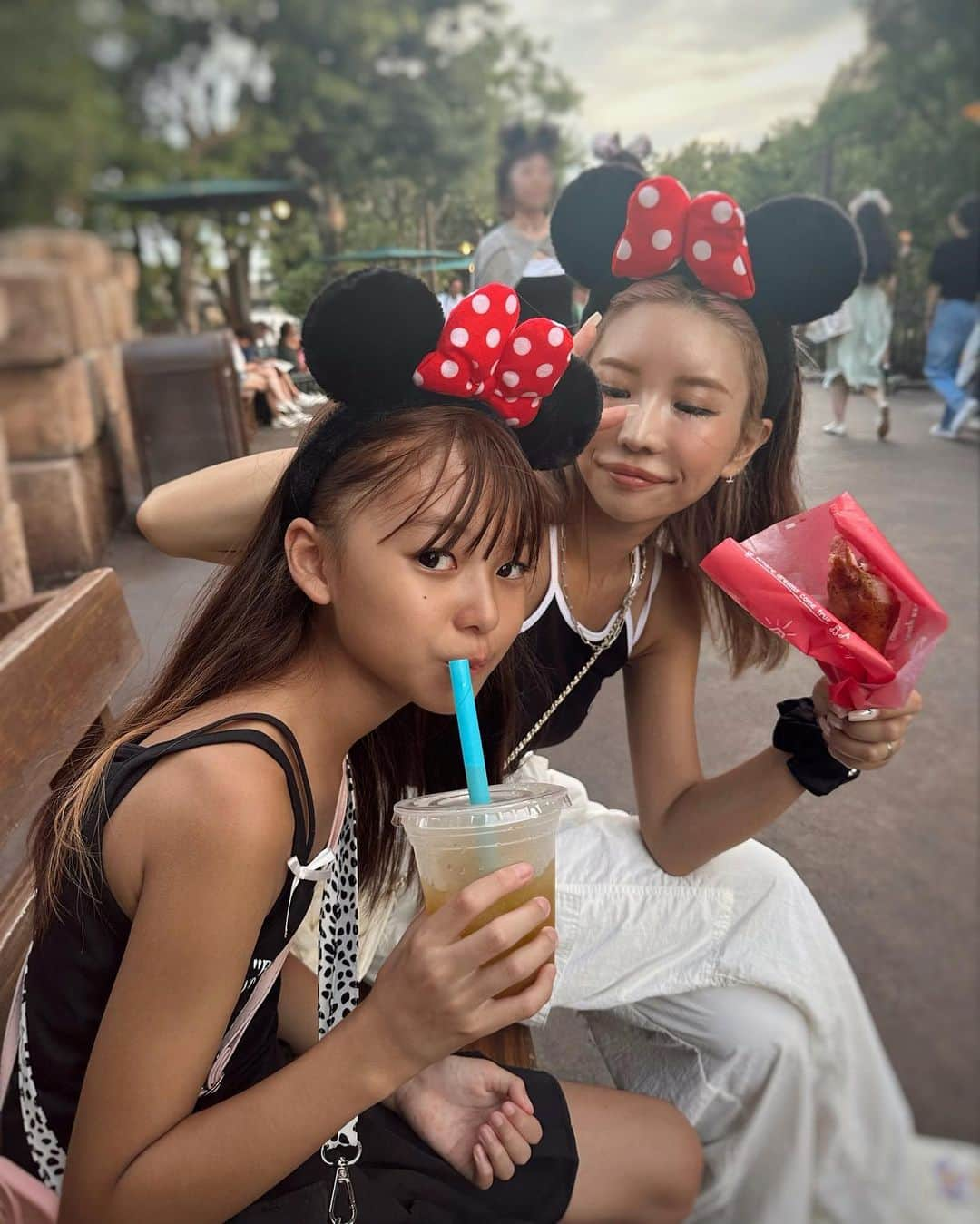 ✷kana✷さんのインスタグラム写真 - (✷kana✷Instagram)「👨🏽から👧🏽への ご褒美サプライズディズニー♡  ウィークナイトでのんびりだったけど びっちり最後まで楽しんだ！ 暑すぎるからこの時間からも悪くないね！  #tds#tokyodisneysea#kidsfashion#y2kfashion#jsガール#looks#ディズニーシー#親子コーデ#ディズニーコーデ#ミニーコーデ」8月1日 19時50分 - xxkana513xx