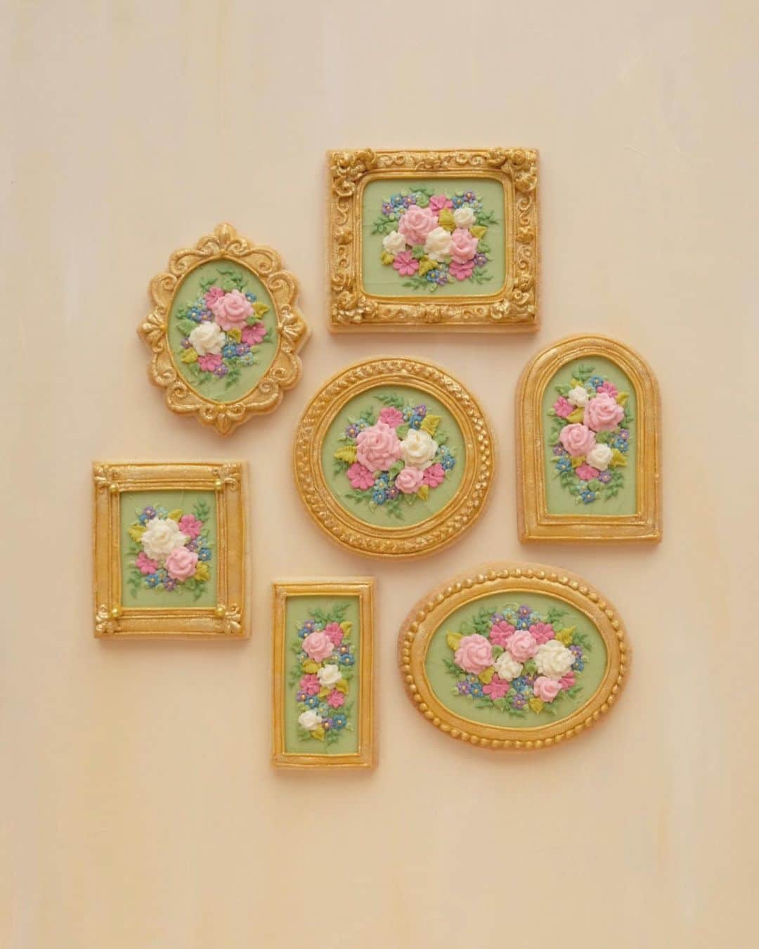 KUNIKAのインスタグラム：「Antique flower picture cookies 💐  Square Linkでチェキにプリントしたお花の絵画クッキーたち。  #artofkunika」
