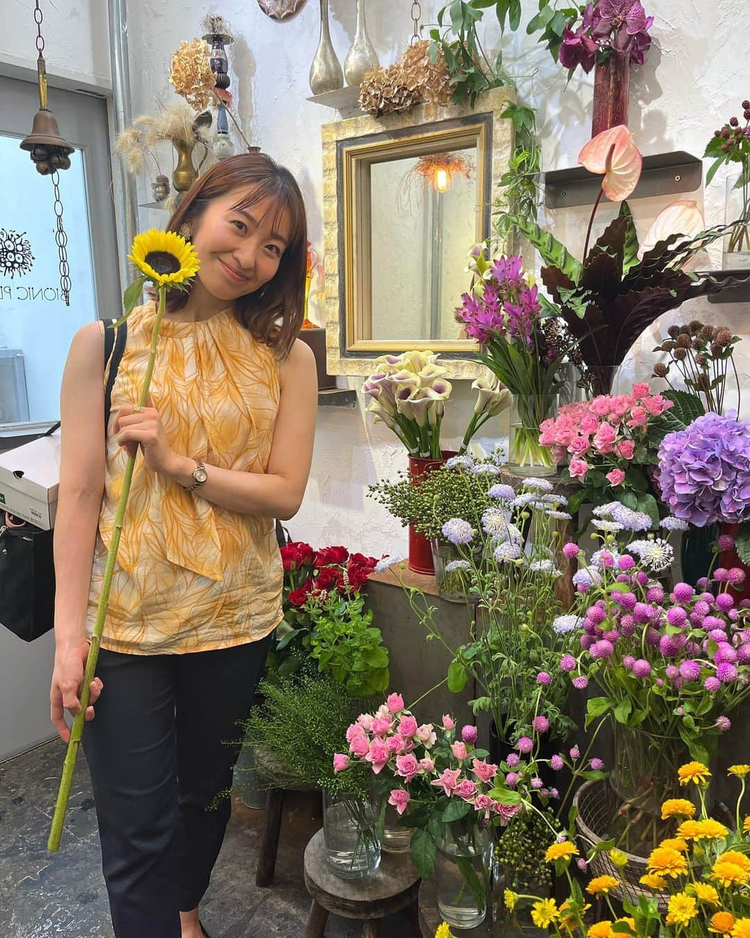 山田友美さんのインスタグラム写真 - (山田友美Instagram)「今日はとある収録DAY〜仕事帰りお花屋さんに遊びに行きました💐 今日は久しぶりの雨でお陰で外もひんやり☺️  今日から八月がスタートしましたね。 お盆休みまで暑さに負けず駆け抜けるぞー！  #8月#お仕事#お仕事コーデ#花#花のある暮らし#アナウンサー#フリーアナウンサー」8月1日 19時56分 - __tomomiracle