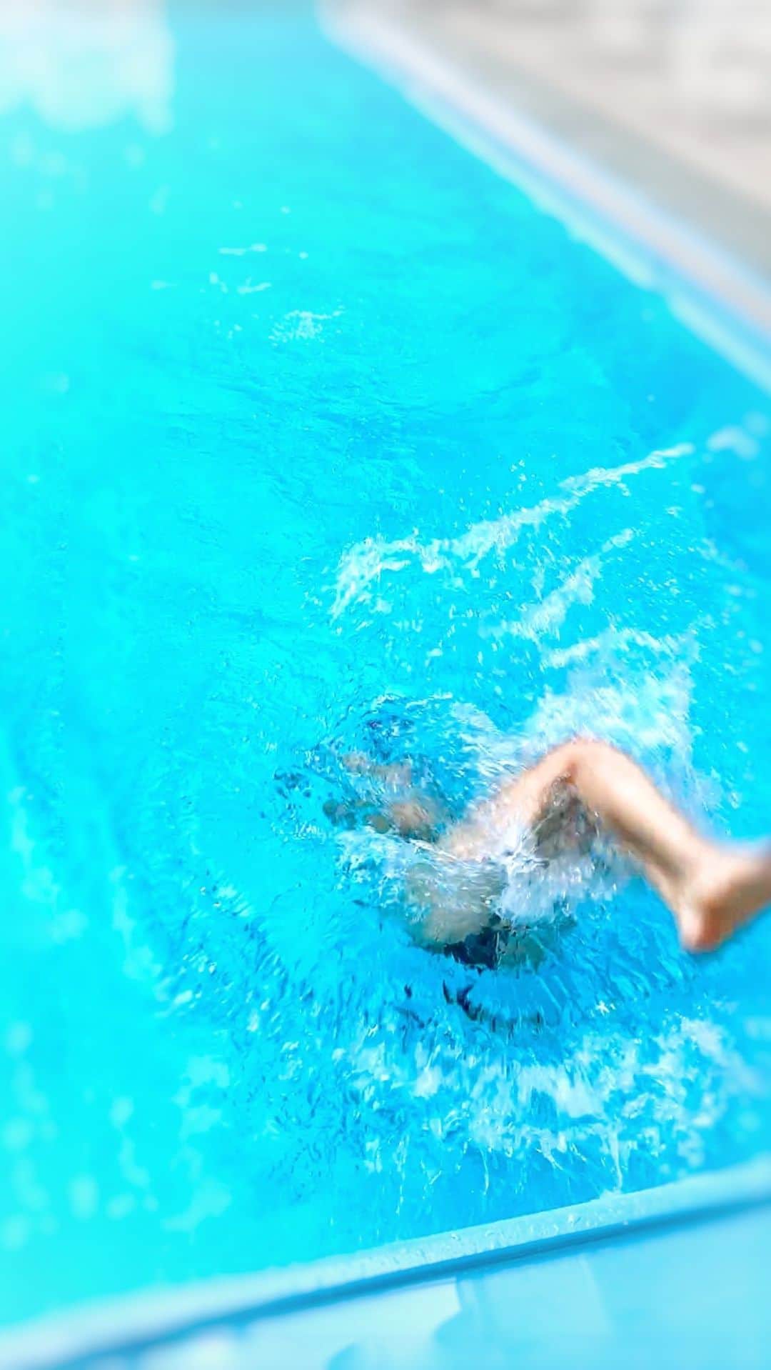 りほのインスタグラム：「世界水泳見てたら泳ぎたくなった❤️😆 暑い日は海とかプールに行きたくなる〜💕☺️  水の中は気持ちいい😍 競泳用やってた時は練習がきつすぎて、プールの塩素のにおい嗅ぐだけでも嫌だった🤣笑　今は楽しく泳ぐのが好き❤️☺️  旅行先にプールあったら泳ぎたい派💕🤭  #競泳　#プール　#スイミング　#swimming #swimmingpool #swimmingcoach #swimmingtime #swimminggirl #poolday #pool🏊 #競泳水着 #競泳水着女子 #スイミングプール #スイマー　#swimmer #swimmergirl #swimmerslife #Swimsuit #butterfly #バタフライ　#クイックターン　#水泳　#水泳女子 #水泳部 #泳ぐ　#Aquatics #japanpools #クロール　#crawl #水着」