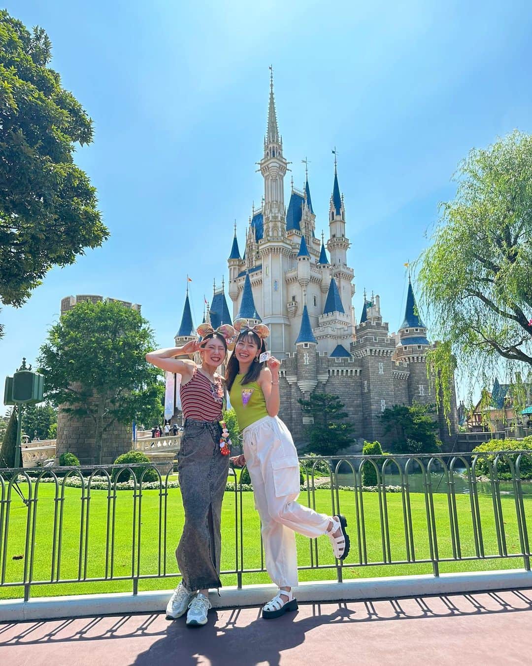 小山ひかるのインスタグラム：「8月!!!!💚🩵 真夏日が続きますがあっという間に終わってしまう夏を全力でみんな楽しもうね〜❤️‍🔥❤️‍🔥 . . #8月 #夏 #summer #summertime #disneyland #disney #tdl #tokyodisneyland #tokyodisneyresort #tokyodisney #ディズニー #ディズニーランド #夏ディズニー #シンデレラ城 #トゥーンタウン #toontown #誕生日ディズニー #happy #smile #❤️‍🔥 #💚 #bf #bff #august」