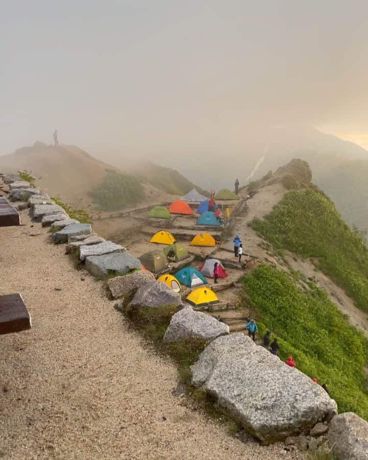 南武果歩のインスタグラム：「燕山荘🏔 これまで泊まった山小屋の中で一番綺麗だった！ トイレが水洗👽  素泊まりだったのでセブンイレブンの金のウィンナーを食べました🤤  お花も可愛かった💐♡  #燕山荘#燕岳 #山#セブンイレブン #登山#自炊#山ごはん」