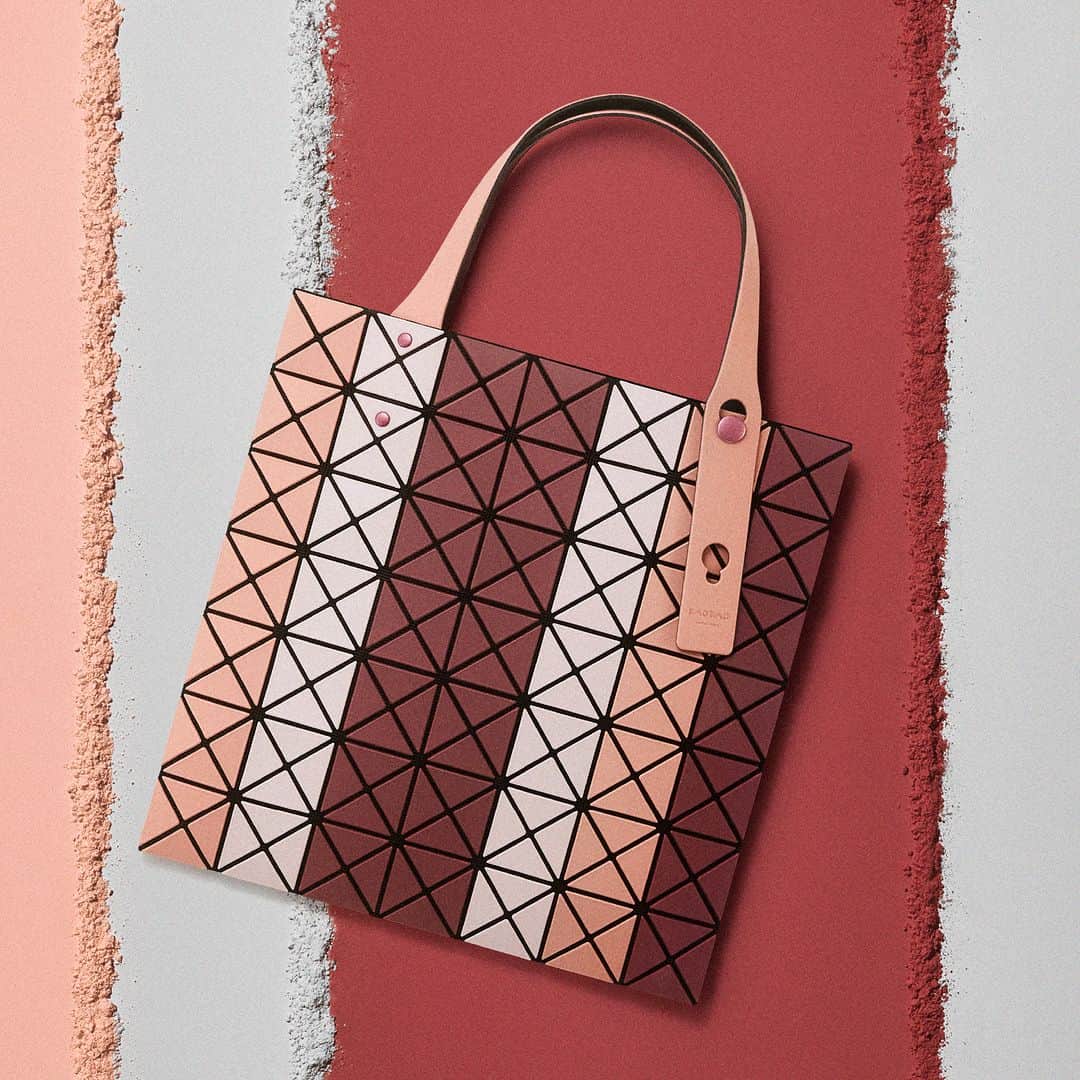 のインスタグラム：「"PRISM STRIPE"  Release Month: August, 2023 *The release month might be different in each country.  #baobaoisseymiyake #baobao #isseymiyake #baobaoisseymiyakeAW23」