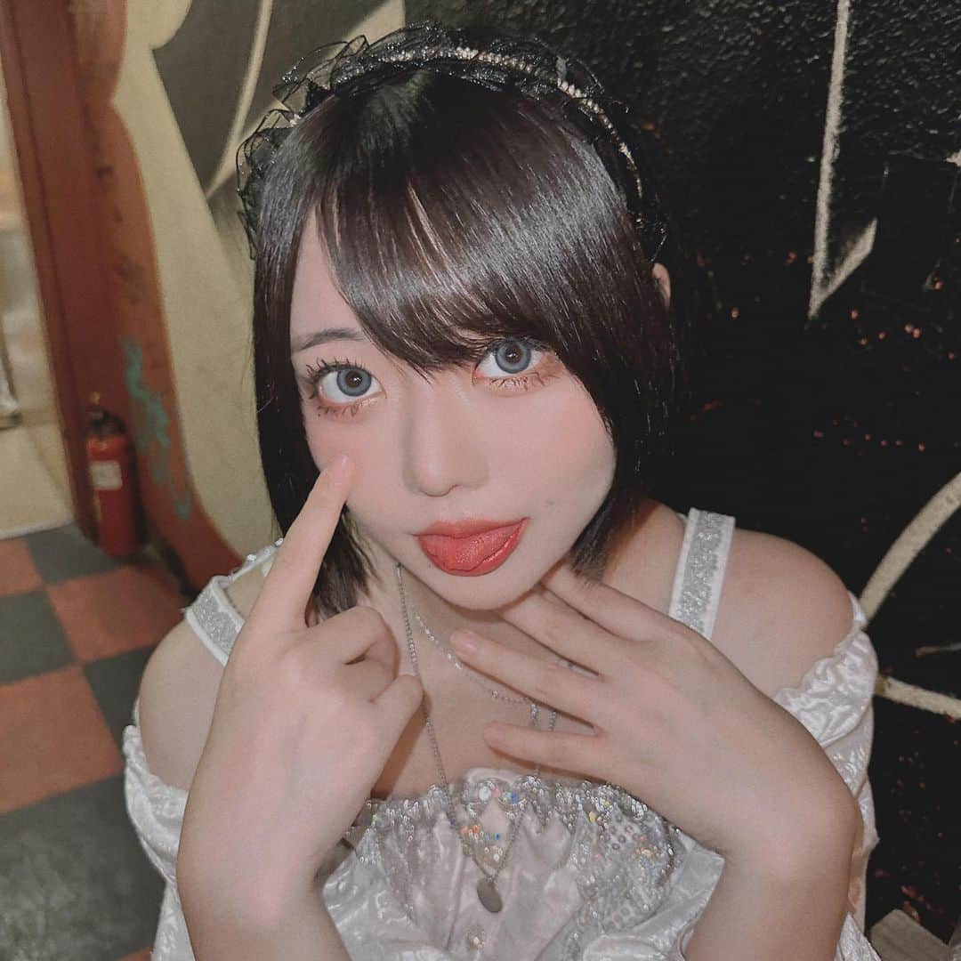のインスタグラム：「愛しかいらない」