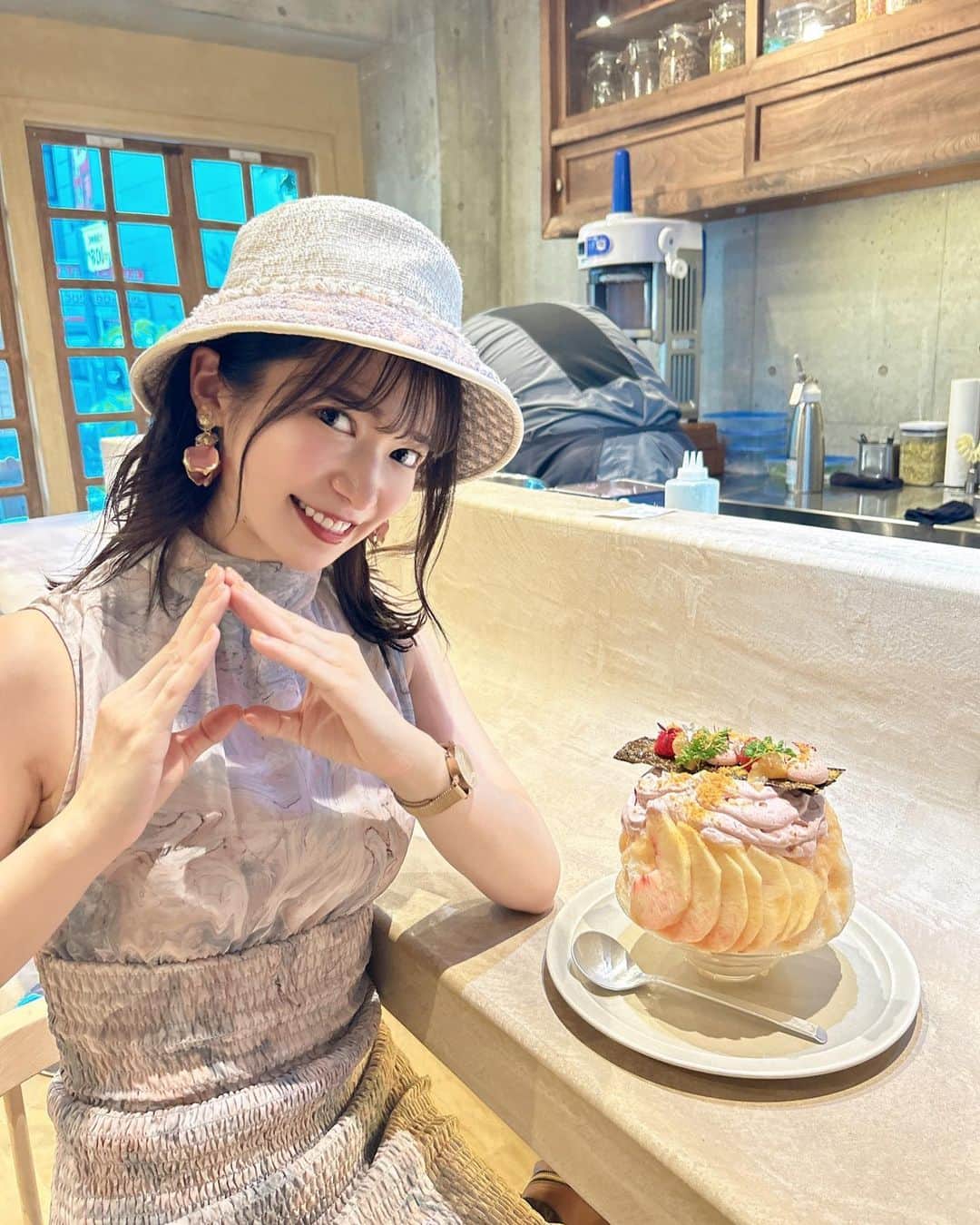 のインスタグラム：「四谷三丁目『上原食堂』さん🍧  ＊桃、昆布、カラスミのカキ氷 ＊アメリカンチェリー、苗目のエディブルフラワー、チーズ工房千の(結び)、ベルガモット ＊ピスタチオ、ブルガリアローズ、ラズベリー、チーズ工房千のホエイ ＊とうもろこし、トマト、民宿ふらっとのいしり、生雲丹のカキ氷  やっとお伺いできました上原食堂さん🍧 中野のmeatparkさんでかき氷を出していた時からファンでかき氷専門店をオープンされるとのことをお聞きして約2年...オープンしてやっとやっと行けて良かった〜〜！！！ 店主さんも私のことを覚えて頂いてて嬉しかったです😭✨ 中野の時からまた更にパワーアップしており知らない食材が沢山でした😂 桃が大きくて分厚い！🍑そして桃に昆布の組み合わせという発想が面白い！ 桃の優しい味わいとフランボワーズ和三盆エスプーマの柔らかい甘さでめちゃくちゃ食べやすい🌼 途中で出てきた昆布茶のクランブルがこれまた不思議な味わいで、桃のさっぱりとした味わいに昆布の少し酸っぱみのある感じが刺激あって美味しいんです😋 底にも白桃たっぷり入ってて甘くてジューシーな桃を存分に味わうことができました💮 次にアメリカンチェリーを中心とした氷ちゃん🍒 もうビジュアルがお洒落すぎてまさに美作品...😭 パープルなエディブルフラワーが綺麗✨ アメリカンチェリー一粒一粒がかなり大きくて食べ応えとサービスヤバい🤤 甘いアメリカンチェリーに梅花のエスプーマがスッキリした味わいでアメリカンチェリーの甘さを更に引き立てているように感じました🌺 とろ〜んとトップに置かれた古酒と梅酒のエディブルフラワーゼリーは可愛くて香りも素敵で食べるのが勿体なくて🥹はい、美味しく頂きました❤︎ そして途中から胡桃のクリームチーズが入ってきてガラッと味変！ 何だかアメリカンチェリーのパフェを食べているような気分に..♪ 様々な食感と味変に感動！素晴らしすぎました...！！！ meatparkさん時代から大好きだったピスタチオを再び🍧 多分meatparkさんではピスタチオを一番リピート多く食べていたので再びの再会に感動🥹 と思ったらすごいポケモン並みに進化してました... ピンクのブルガリアローズの泡って何これ初めて見ました...あわあわすごいピンクってところがまたおしゃかわ...！ブルガリアローズのチュイルも初めて見ました...お菓子みたいな感じ...！パリッサクッ ピスタチオエスプーマはmeatparkさんを思い出させました😭✨ 相変わらず美味しい！！！このふわっとくる甘さと、じんわり口の中で広がるピスタチオの風味が本当に幸せで.. 新しく進化を遂げたこちらのピスタチオにはラズベリーが加わって華やかさマシマシになっておりました🌺 ピスタチオのふわっとした甘さだけではなく、ラズベリーの酸味ある甘さも加わって、バランスの良い氷ちゃんに！ 他にもローストピスタチオや、ピスタチオアングレーズ、ピスタチオシャンティなど、ピスタチオを存分に味わえるピスタチオ好きには堪らない最強ピスタチオ氷ちゃんでした🏆 最後にとうもろこしの氷ちゃん🌽 新作氷だそうで店主さん有難うございます😭✨ そして生雲丹もついてきました😭✨ 美味しすぎる...生きてて良かった... あの、このとうもろこしさんビジュアルが凄すぎませんか... とにかくすごくて、まず一口目はとうもろこしでシンプルに味わい、グラナバダーノチーズのチュイルも合わせながら食べるとイタリアン風に🇮🇹 トマトもたまにご一緒に🍅 てっぺんの七福醸造有機白醤油のエキュームがあまじょっぱ美味さでとうもろこしとの相性が抜群！これ好き！！！ 食べ進めていくと中からキャラメルクリームやキャラメル醤油クランブルが出てきて一気にあまじょっぱミラクルな甘さへ変化🌈 オレンジカラーのトマトフォンデュがまた美味しいしとうもろこしと合うしでずっと食べてられる.... 😭 とうもろこしも大きめなのがザックザク入ってて焼いてあるので香ばしさが増して香りも楽しめる🌼 また他には絶対味わえないとうもろこし氷ちゃんでした🌽 meatparkさんに行ってた頃の感動を思い出させられましたが、更に上回った感激的な４杯を有難うございました✨ また食べにいきます🍧」