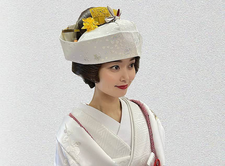 牧野美来のインスタグラム：「・ ・ 熱田神宮会館　大結婚展 2日目は和装👘 ・ カツラの色が真っ黒ではなく、 少しブラウンがかっている所が柔らかさが出て素敵だった！ ・ バックヤード感満載な所で撮ってしまったので、 切り抜いてみたら スタンプみたいになってしまった笑 ・ #熱田神宮#熱田神宮会館#熱田神宮会館大結婚展#ウエディングフェア#ウエディング#和装#和装ヘア#日本髪#角隠し#花嫁」