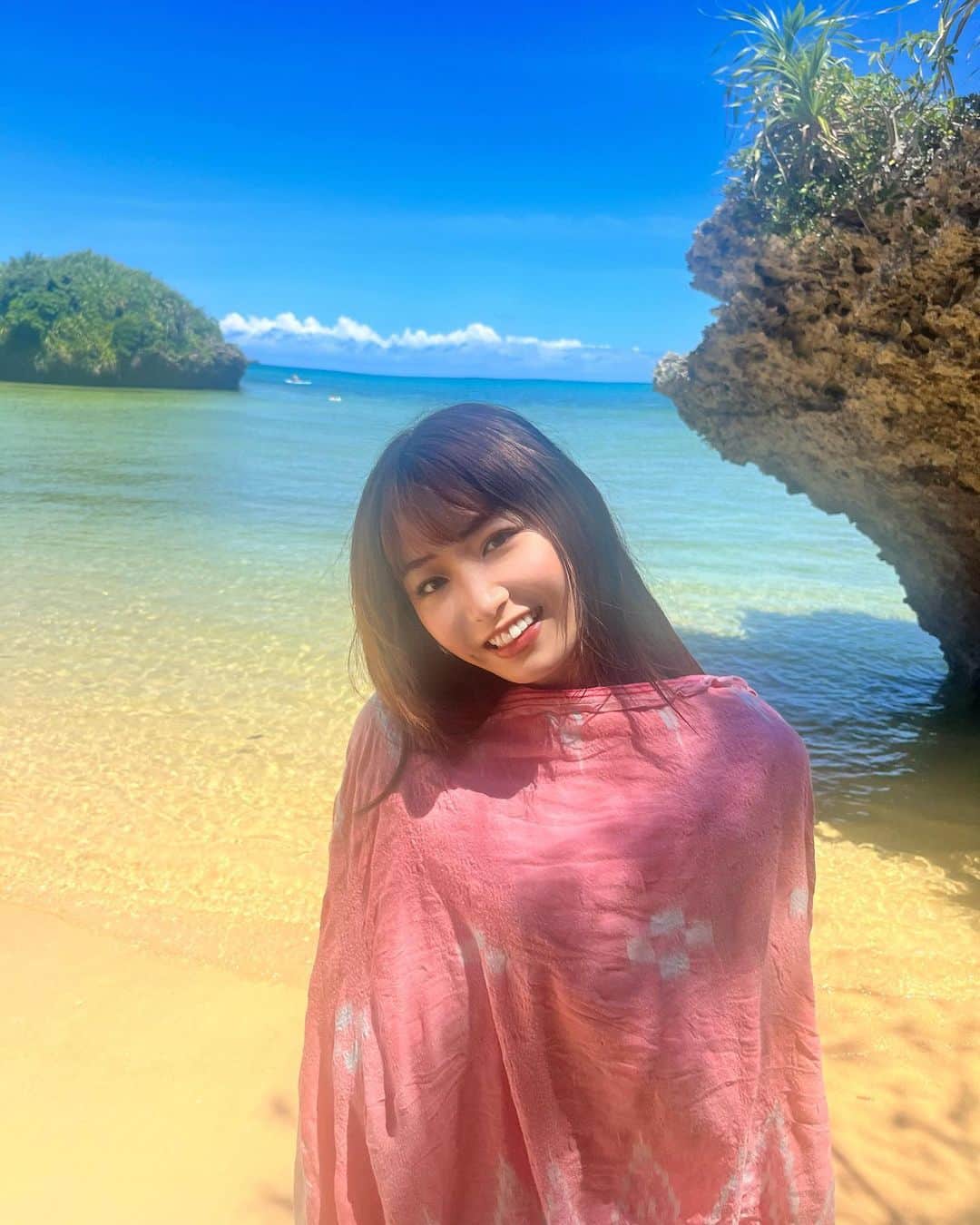 美音咲月のインスタグラム：「🍓 おげんきー？ ・ ・ 8月もどうぞよろしくお願いします🌺🫧 ・ ・ ・ #8月 #august #沖縄 #海 #グラビア #撮影 #美輪咲月 #🌺」