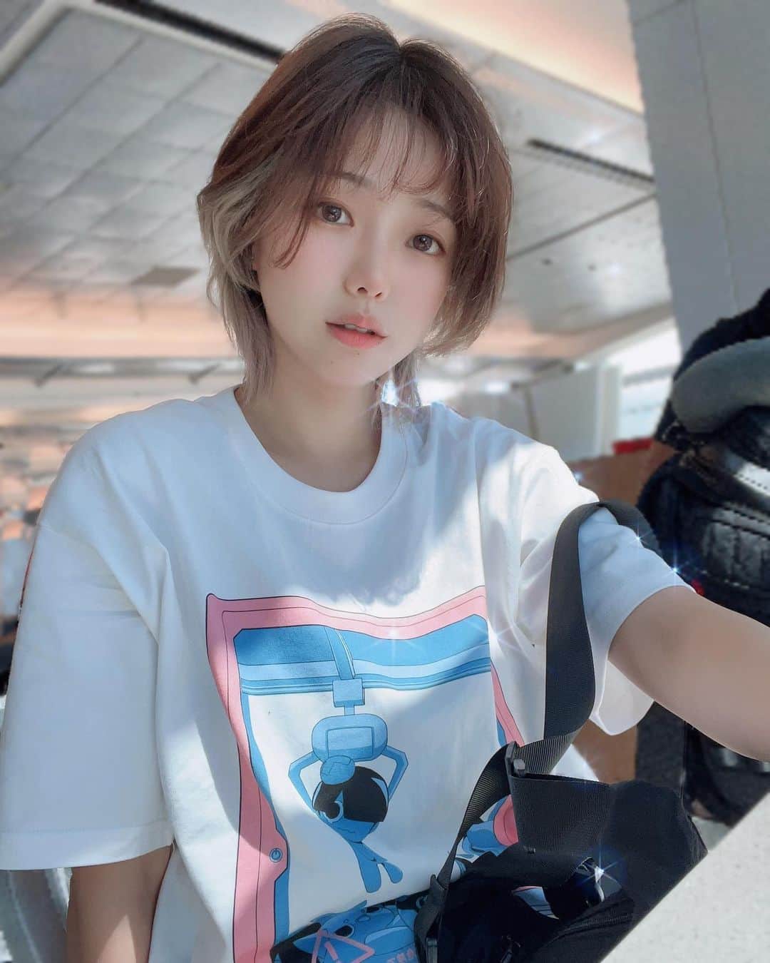 Elyのインスタグラム：「I’m already on the flight back to Japan.✈️  Soooo happy to revisit the event in the USA after so many years. Thank you for giving me so many joyful memories. I will definitely come again, looking forward to seeing all of you once more!✨ 這次活動也順利結束了～謝謝每一位來找Ely玩的大家💕下次一會再來～ ［小memo 一下最近的心境］ 出國前電腦GG、航班延遲長途飛機加轉乘、指甲斷掉3根、強烈時差疲勞、生理期、鼻竇炎，彷彿相約已久似的全部一起來 前天活動結束後回飯店梳洗完、裹在被子裡抱著巨大枕頭邊睡邊哭鼻子覺得自己是顆事情做不好的豆大福… 但小睡醒來後看到工作人員特地準備好放在門口的晚餐，爬下床吃完再用力的補眠8小時後 原·地·復·活💪🏻  昨天就生猛活跳跳的繼續參加活動，精神和心情都特別好！ 吃飽和充足的睡眠真的特別重要，可以再繼續當個新鮮軟Q動感豆大福🤍  問為什麼要這麼忙著飛來飛去？ 因為想更多見見你們。疫情期間發現能現場實際看著大家說話的T-shirt機會太珍貴，而且一個場次能見到的人那麼有限，想著自己的偏離主流、又任性挑作品、又自己小世界一堆原創的cos 還是有人默默喜歡著，就覺得心滿滿的想更直接的傳達出情感  今年就是距離製作出第一本寫真滿10年了 所以，我想四處飛去見你們 謝謝你們，讓E用cos創作與你相遇 8月是E子生日月，最大的願望是能順利見到大家✨  好，登機！✈️  （為什麼是豆大福？因為最近很愛吃，特別是鹽味 （昨晚知道喜歡的樂手重病，不知道能否活動再開，強烈意識到想見不趕快去見，就可能再也不見的感傷 （あEたE､会いたい  T-shirt by @proj.saisei」