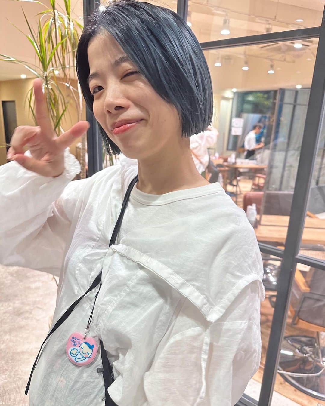松原加奈恵のインスタグラム：「髪の毛も切って準備満タン🫶🏻  室内Ver.と外Ver.と見守り隊Ver.と☺️笑  #bob#minibob#36週突入」