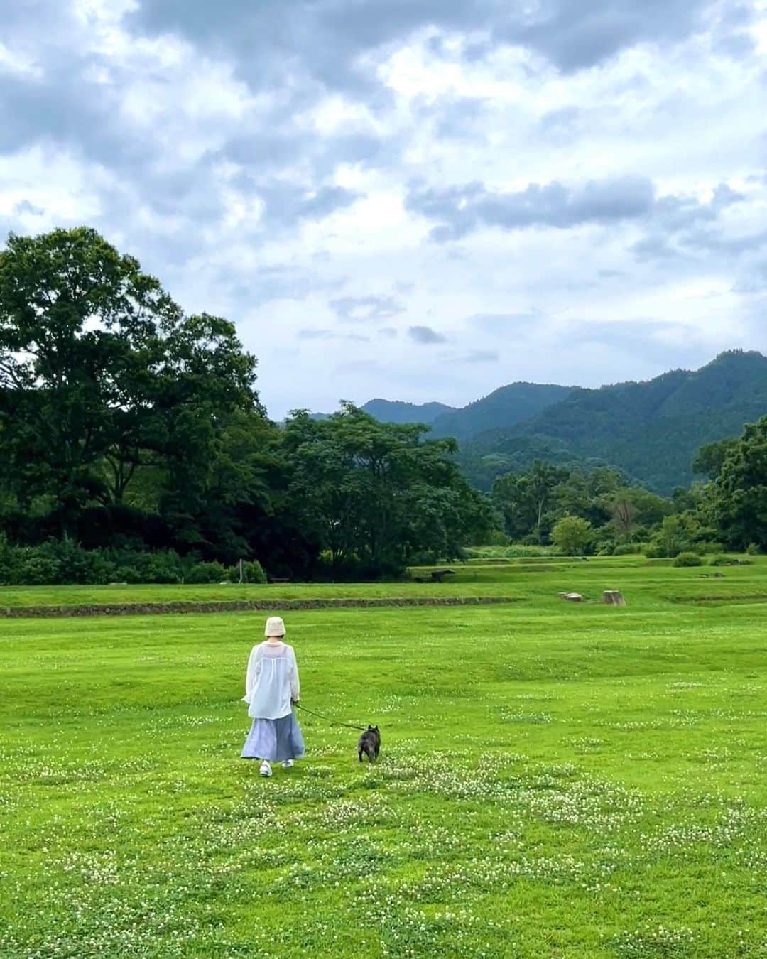 しよりのインスタグラム：「大好きな地元、奈良🤍  少しでも連休が出来るとすぐ犬と家族と自然に会いに帰るよ🪿🌿  歳を重ねるにつれて好きな味も変わるし 生活がシンプルになったし、 自然が更に好きになった。  少しの変化が年々面白くて 来年は何が好きで何が苦手に なってるのかな🤭たのしみ。  . #奈良県 #奈良観光 #石舞台古墳 #フレンチブルドッグ #フレブルのいる生活 #自然 #自然が好き #写真好き #風景写真」