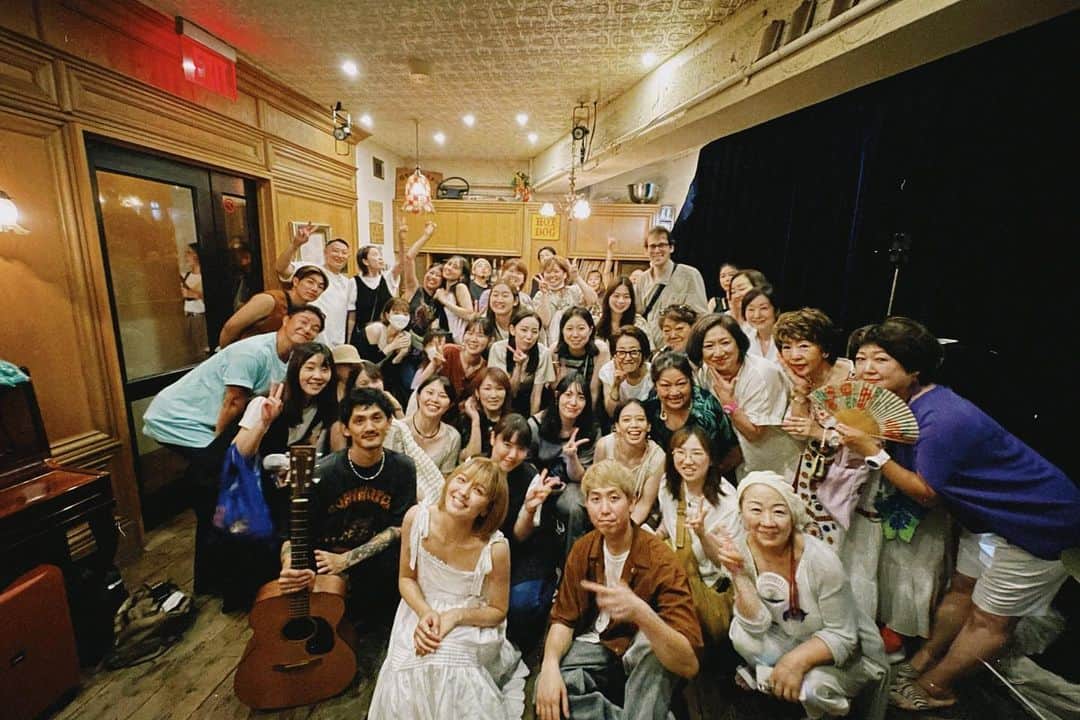 ステファニーのインスタグラム：「🎤🌈🤝💖✨ 8月に入ったので、先月の振り返りを… (ちょっと長くなりますがお付き合いください。)  先月はものすごく久しぶりにライブをしました。 久々なこともあり、40人限定、いつもとは違った より近い距離感での特別なライブに。 (全部特別だけどねっ。)  想像通り、珍しく緊張してしまいましたが、 気持ちはたっぷりと歌に込めました。 伝わったかなぁ…  私自身は、ギターの雄介くんとパーカッションのかんちゃんというあたたかいハートの二人と、 支えてくれた家族や友達はもちろん、この日のために時間を作って会いに来てくれたみんなと一緒に大切なひとときを過ごせて、作り上げることができて、とても幸せでした。  反省点はたくさんあるけど、改めて歌が好きだって思えた。 歌うことを一生続けようと心に誓えた。 そんな特別な日になりました。  音楽はたくさんの人を救える。 私はそんな音楽をみんなに届けたい。 これからも、歌い続けます！  背中を押してくれた私に関わるみんな、ありがとう。 Pを務めてくれた智也は生ライブ初めてだったんだね。 口すっぱく色々と言われていたので、嫌だなーって思った ことも正直あったけど、やってよかった。 サポートしてくれて、ありがとう。 (みんなに写真撮られて、誰のライブだったの？って感じの写真笑えるw)  お客さんはみんな歌を聴いて泣いてるし… 家族も来てくれたし、幼馴染もいたりして、涙腺崩壊 しかけましたが、我ながらよく我慢したなぁ…と。 来て欲しい人はたくさんいたけど、人数制限してたから みんな遠慮してくれたみたいでごめんね。 そしてありがとう。  また9月にライブを控えているのでその時は是非、 会いに来てください！！ また違った雰囲気を届けられるかと思います！  この日に関わる全ての皆さん。 本当に、本当にありがとうございました！！ 来れなかったけど応援してくれたみなさんも みーーーんな、ありがとうございました！！ 素敵な場所を提供してくれたBrotherのハッピーな スタッフの皆さんもありがとうございました！！ 大好きな場所になりました。  愛しかない、時間でした。 心から、ありがとう！！！！！  #love #life #happy #live #thankyou #20230716」