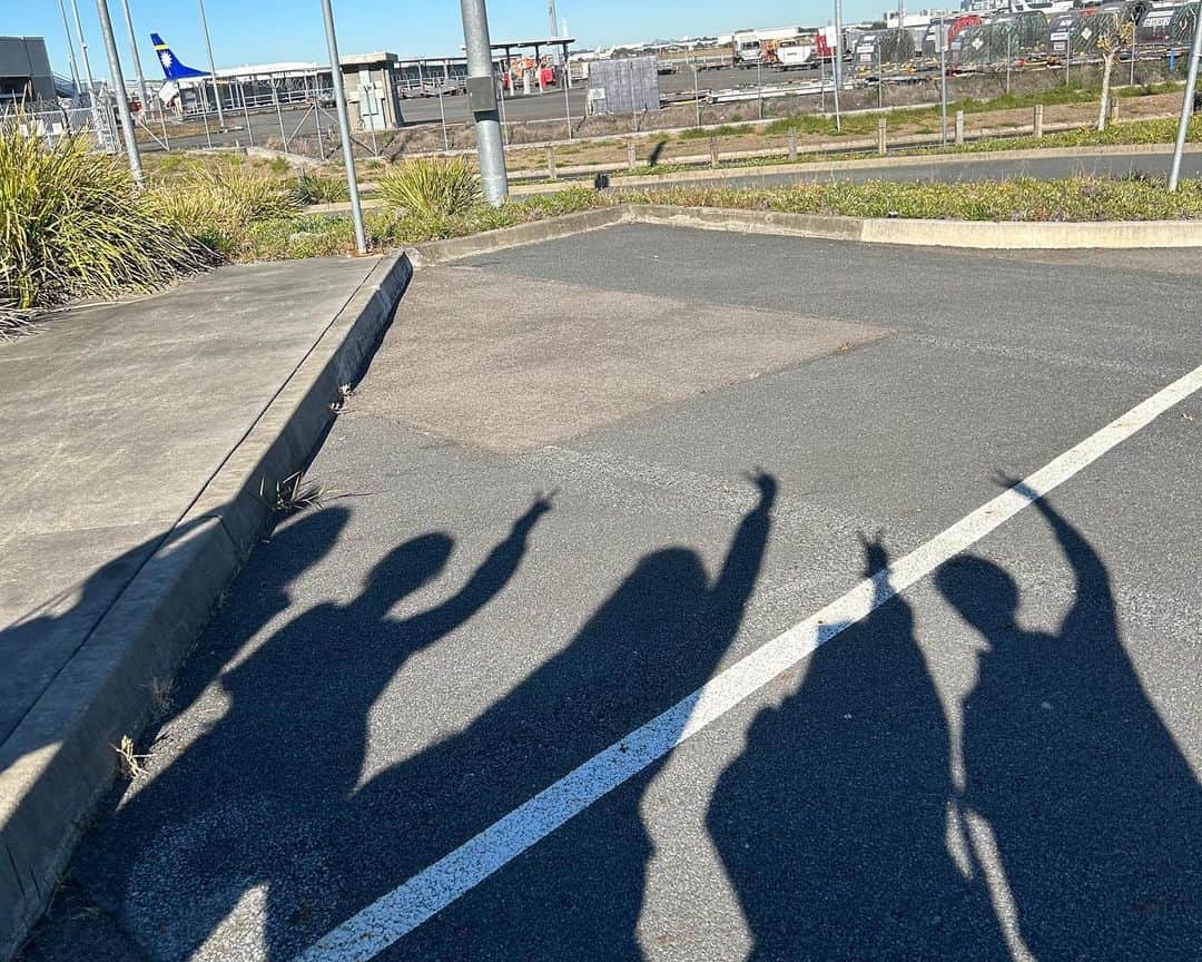 大阪ECO動物海洋専門学校のインスタグラム：「.  ☀️🐨語学留学🇦🇺🍒  オーストラリアへ語学留学に行っている学生たちから、現地での生活の様子が送られてきました〜🌈🎶💛  留学がスタートして３ヶ月！ クラスメイトとも仲良くなり毎日楽しんでお勉強をしています🌼✊🏻🧑🏼‍🏫  オーストラリアの街中には、日本では見られない動物が沢山いるそうですよ！🦅✨✨ 動物大好きな学生は、物珍しい鳥に興味深々👀🌟  このお弁当はホストマザーが作ってくれました！🍱🥤❤️ そしてそして、超ボリューミーなご飯！こちらもホストマザーの手作り晩ごはんなんです👩‍👧‍👦🥗🍴 どれも本当に美味しそう..🤭  クラスの仲間たちやホストマザーとの交流を楽しんで、充実した留学生活を送っている様子が伝わりますね〜🥳👒🕶️💙  最後はオーストラリアの夕焼け🌙🌅 現地に行ってこの夕焼けを見たいなぁ.. 海外ならではの文化や景色に触れられるのも、語学留学の特権ですね🥹🇦🇺✨  みんな今しかできない経験を沢山積んで元気に帰ってきてね〜！💫🧸💕  #語学留学 #留学 #オーストラリア #大阪eco動物海洋専門学校#大阪eco  #動物専門学校  #動物飼育 #動物園 #水族館 #飼育員 #ドルフィントレーナー #アクアリスト #動物看護師 #トリマー #ドッグトレーナー#動物好きと繋がりたい#犬好きと繋がりたい #動物園・水族館&テクノロジー専攻 #eco自然環境クリエーター専攻 #ペットマネジメント&ホスピタリティ専攻 #動物園・動物飼育専攻 #水族館アクアリスト専攻 #ドルフィントレーナー専攻専攻 #動物看護師専攻 #ペットトリマー&エステティシャン専攻 #ドッグトレーナー専攻」