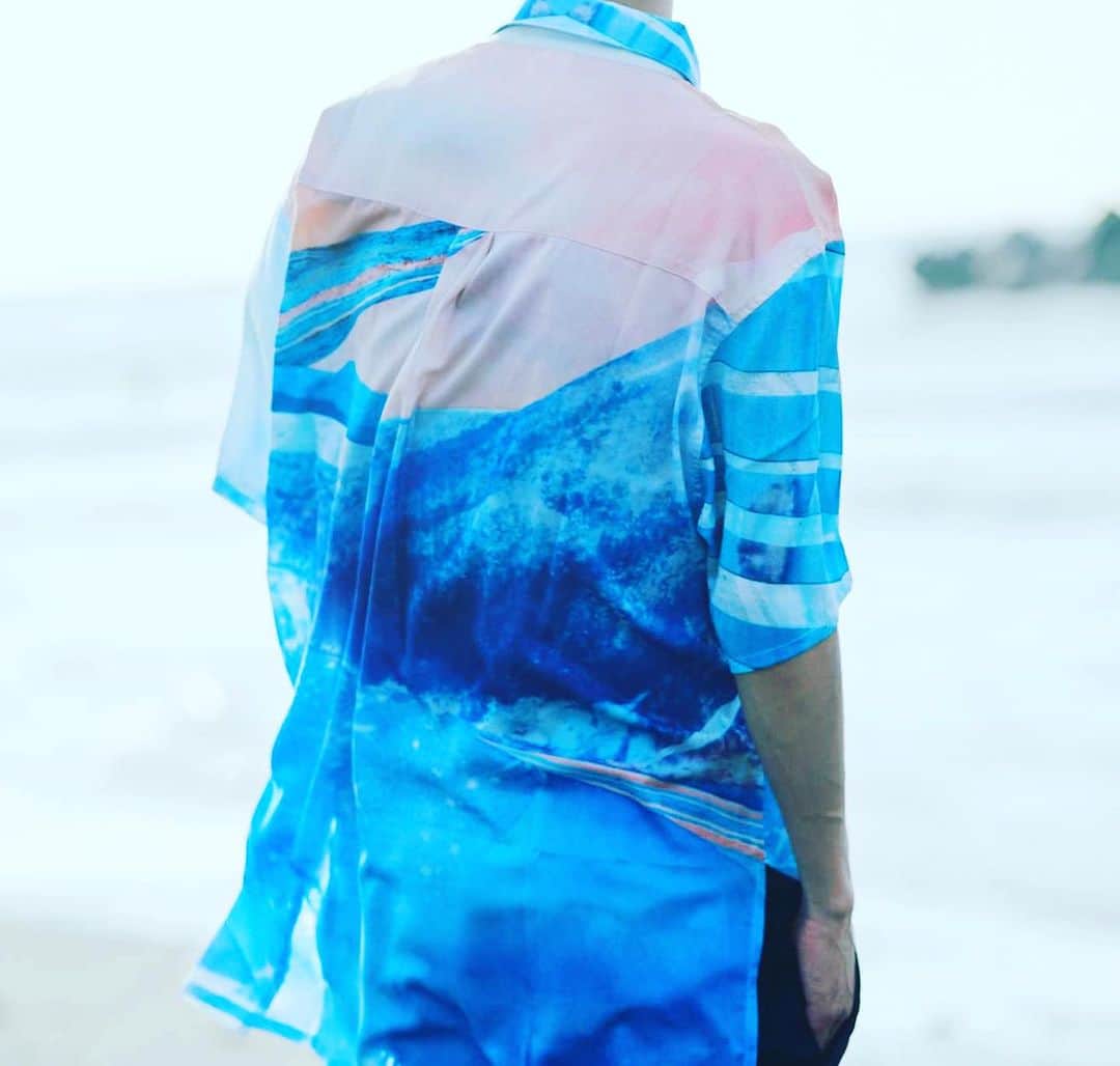 森本千絵さんのインスタグラム写真 - (森本千絵Instagram)「SUMMER goen°  #wave  #surf  さらさらつやつやで 水も気にならない光に映えるシャツ。  この夏休みだけの店舗限定! 森本千絵アートワークシャツ 「SUNSHINE」（blue&pink  free size） ぜひ手に取ってご覧ください。  #ateliergoen°は 今週末から夏仕様。 お待ちしてます。  本日、息子さんへお誕生日プレゼントに買われたお母さまがいらっしゃり一緒にトキメキました。  #夏休み店舗限定シャツ  #静岡の素敵なsurferの皆様に協力いただきました #シャツがこんなにも似合うなんて感激」8月1日 20時08分 - chiemorimoto_goen