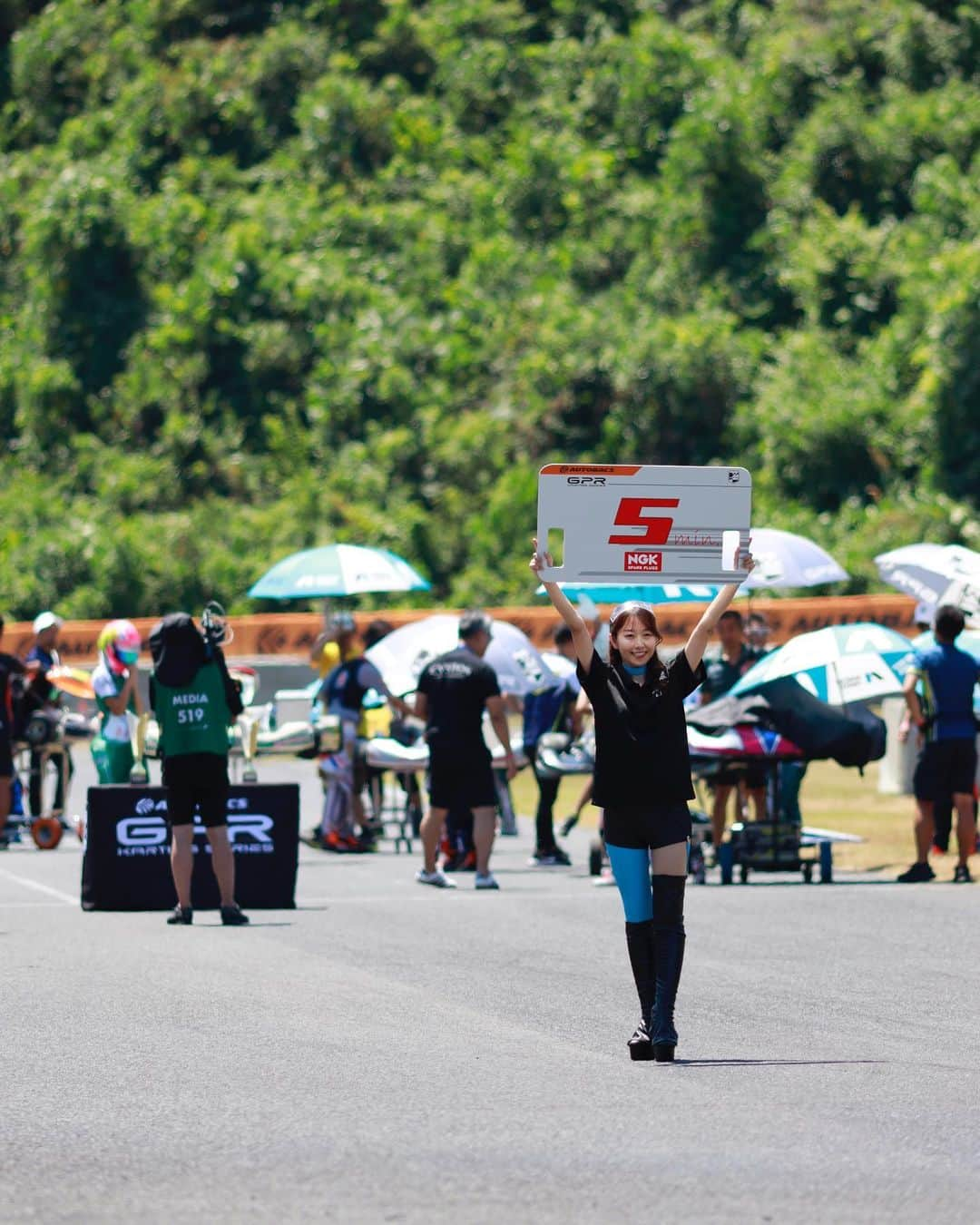 沙倉しずかのインスタグラム：「先週末AUTOBACS GPR KARTING SERIES Rd.5.6にグリッドガールとして参加させていただきました☀️  多くのプロドライバーさんが幼い頃からカートで戦い抜いて今があるんですよね😌  今までで1番近くでスタートを見ることができたのですが、shifterクラスのもの凄い迫力の飛び出しに思わず声が出ました😮ｵｵｵ  こうやって貴重な現場を間近で見ることができて光栄です☺️  🏎️GPR沙倉めも👀 ・小学生から大人まで4クラスに分かれてる ・小学生といってもプロレースみたいな緊張感と風格で真剣勝負 ・現役のGTドライバーさんも多数出場してる ・クラスによってスタート方法が違う(ローリングスタート、スタンディングスタート) ・カート自体がシンプルだからこそドライバー自身の技術によるものが大きい ・想像以上にスピードが速くて見ていて楽しい ・スポンサー企業が豪華すぎる ・運営チームが超一流 ・とにかくスケールが大きくて今後ますます盛り上がること間違いないのでレース好きの方は是非チェックを！  次戦は9/3瑞浪です！🏎 瑞浪には咲ちゃんが行きまーす！    #gpkarting  #gprrace  #autobacs  #anestiwata  #GPR  #アネスト岩田  #しずカメラ  #RQ  #racequeen  #bluelinkambrq」