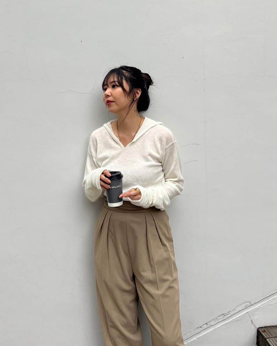 ETRÉ TOKYO ストアのインスタグラム：「@etretokyo  【8/3 New Arrival】 ㅤㅤㅤ ㅤㅤ #ETREクロップドフーディーニットトップス WHITE / GREY F size ¥19,800(tax in) ㅤ  新宿スタッフ @etretokyo_maki 161cm @etretokyo_yumi 150cm  着用カラー：WHITE  - - - - - - - - - - - - - - - - - - - - - - - - - - - -  商品詳細はTOPページURLよりチェック🔍 ›› @etretokyo_store  ㅤㅤㅤ スタッフコーディネートも毎日更新中【 #etretokyo_staff_ootd 】をフォロー🐿️  TOPページの"フォロー中"から 気になるスタッフのアカウントをフォロー🤝  ㅤㅤㅤ ㅤㅤ  - - - - - - - - - - - - - - - - - - - - - - - - - - - - ⁡  【INFORMATION】 ⁡ㅤㅤㅤ ⁡ ※ 8/3(木)発売のアイテムは 8/4(金)12:00よりお在庫のある場合、ルミネカード会員様限定で店舗通販のご利用が可能です。  ⁡ ※お電話がつながりにくい可能性がございます。 ⁡ ※また混雑時には入場制限及び 試着点数の制限を設けさせて頂きます。 予めご了承ください。 ⁡ ⁡ ご理解、ご協力を賜りますよう 心よりお願い申し上げます。   ㅤㅤㅤ 【LUMINE SHINJUKU STORE】 ETRÉ TOKYO ルミネ新宿2店 TEL：03-5989-0979  ー営業時間ー (平日、土日祝)11:00-21:00 ⁡ #etretokyo#etre#fashion#etretokyoshinjuku #etre#2023etre#etretokyo_staff_ootd#2023aw #ルミネ新宿2 #新作紹介 #秋ファッション #秋スタイル #スタッフスナップ #シンプルコーディネート#シンプルファッション #白黒コーデ #ワントーンコーディネート #オトナカジュアルコーデ #オトナ女子コーデ #白ニット」
