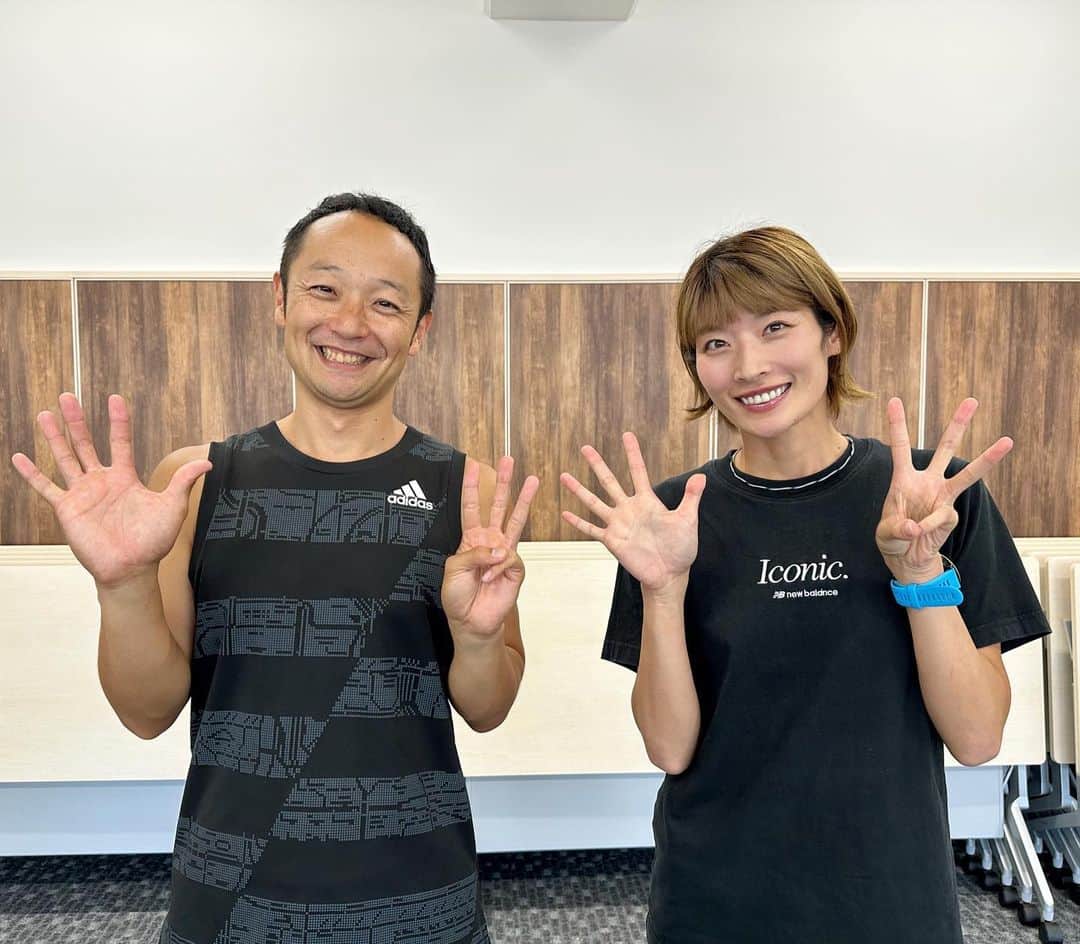 西谷綾子のインスタグラム：「‥ 先日、五味トレ！リアルイベントへ🏃‍♀️ @kokigomi   長距離走に必要なウォーミングアップから トレーニングまで、みっちり2時間！ とてもわかりやすく面白く楽しい時間でした🥹  学んだことをしっかり活かせるように この日は早く寝た😴💤   睡眠中は疲労回復だけでなく 経験した体の動きを反復して習熟する役割もあり。 質の良い睡眠をとることによって、 翌日以降も効率よくパフォーマンスを 継続することができる✨  なので、 「運動技能向上」「パフォーマンスアップ」のためには トレーニングだけでなく 睡眠もセットにして考えることが大切😉 その日の夜の睡眠を経てその動きは自身のものになる👍 (もちろん食事も大事！) #睡眠改善インストラクター西谷綾子👩‍🏫  ポーズは五味さん⑤③🥰  #リアルイベントまた参加したい！ #月1開催されてます #オンラインイベントも毎回面白く楽しい #学び深めて自分だけでなく練習会やイベントで伝えていきます☺︎」