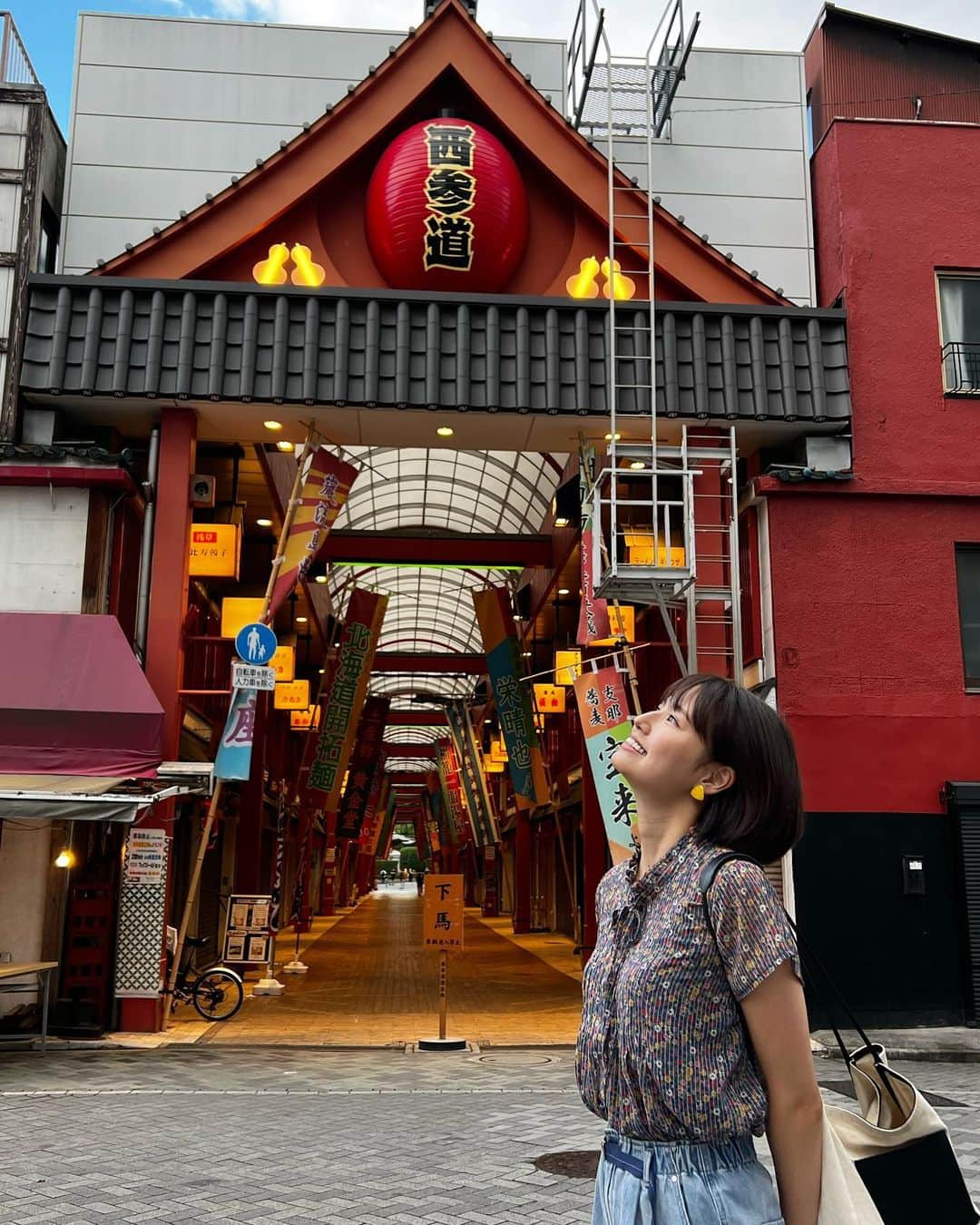 新谷あやかさんのインスタグラム写真 - (新谷あやかInstagram)「・  浅草 Asakusa  爆走🏃‍♀️💨  ・  お前と会った仲見世の 煮込みしかない くじらやの　外観みてきました。  モノマネたくさんした！！  でも入れんやった。 ・  #浅草グルメ  #浅草食べ歩き  #asakusatokyo」8月1日 20時21分 - shinya.ayaka