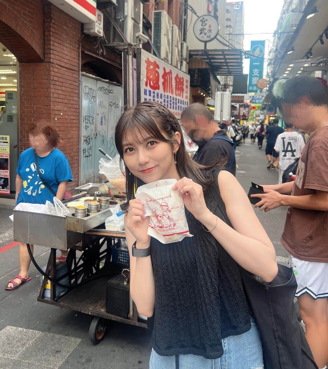 鈴木萌花さんのインスタグラム写真 - (鈴木萌花Instagram)「台湾遠征part1🇹🇼 ⁡ ⁡ みんなでチョンジュアピン食べたよ〜 もちもちで美味しすぎる♡ ⁡ ⁡ #台湾 #Taiwan」8月1日 20時21分 - amefurasshi_moeka_official_