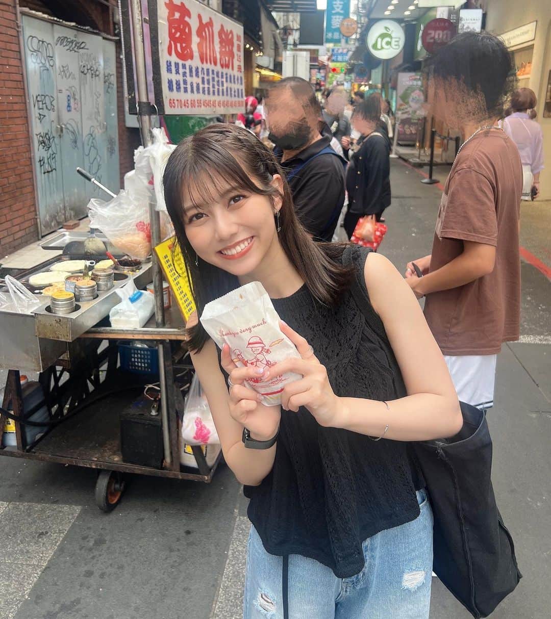 鈴木萌花のインスタグラム：「台湾遠征part1🇹🇼 ⁡ ⁡ みんなでチョンジュアピン食べたよ〜 もちもちで美味しすぎる♡ ⁡ ⁡ #台湾 #Taiwan」