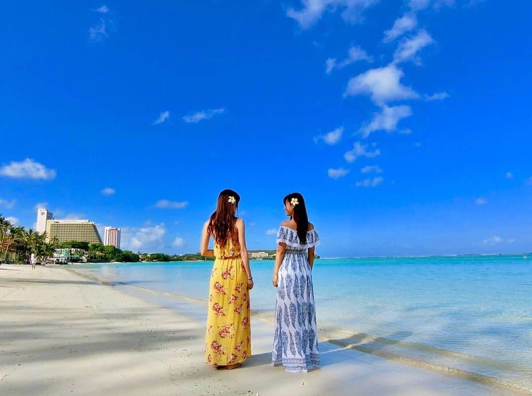 美波千夏のインスタグラム：「. グアム人が少なくて海も綺麗で好き！ 夜出歩くのは少し怖いけどw  2人とも現地調達のワンピース✌️  . #ちな旅まとめ #グアム #guam #女子旅」