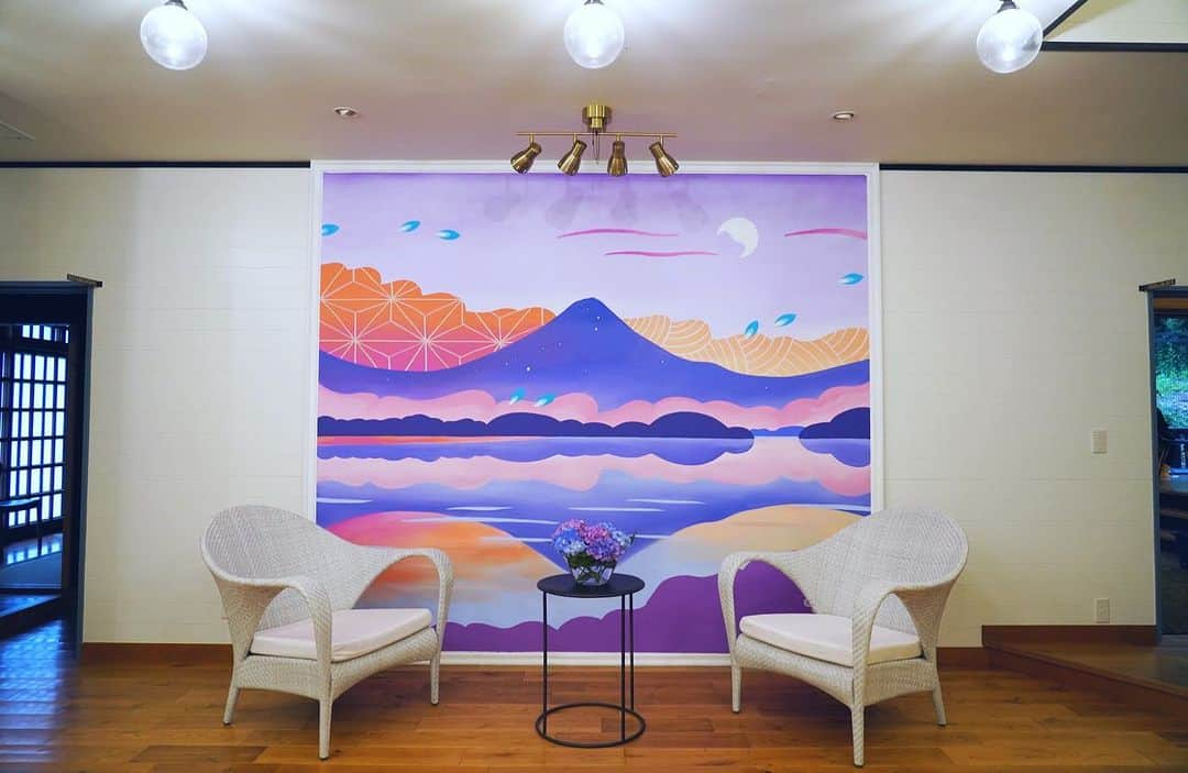 フランセス・スィーヒのインスタグラム：「Recently spent a weekend in Fuji at the opening of EN, Kawaguchiko! This guesthouse is home to one of my favorite murals I did this year ✨   Many thanks to  @mftc_official @panchiryusuke  @lifeinparadise  @jujutym for making this dream project come true 🩵  #mountfuji #mtfuji #kawaguchiko #guesthouse #mural #dreamscape #muralart #wallpainting #wallart #largescalepainting #purpleaesthetic #purple #sunsetvibes #sunsetcolors #painting #frankiecihi #bigartcolour #ターナー色彩#ターナービッグアートカラー #壁画#ミューラル#ウォールアート#河口湖#ペンション村#富士山#逆さ富士」