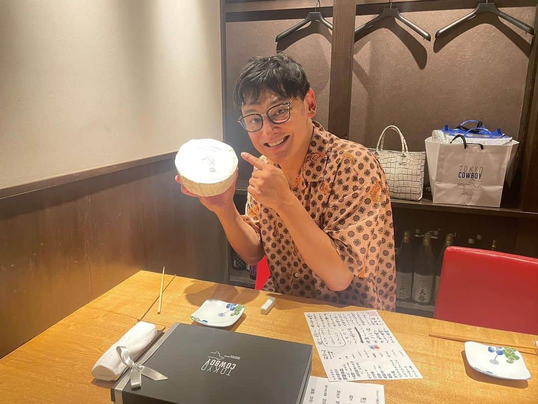 宮田麺児のインスタグラム：「マルコポロリから 誕生日プレゼントー！  最高！  ありがとうございます  #マルコポロリ #誕生日 #肉 #tokyocowboy」