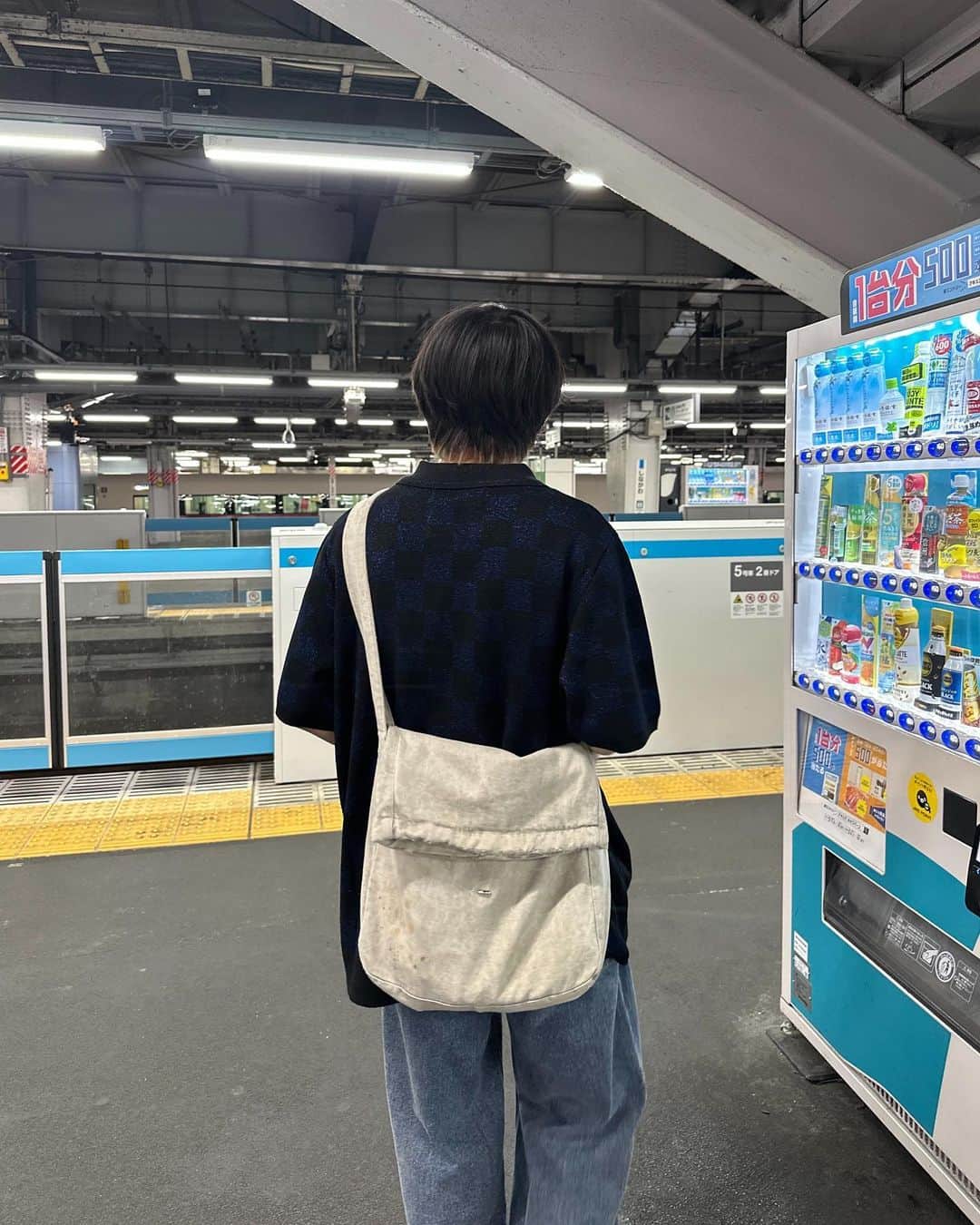 がーくんさんのインスタグラム写真 - (がーくんInstagram)「・ 今日は1日東京でGIDEAL. 23aw アイテムの撮影📸  アイテムもクリエイティブもめちゃくちゃいい仕上がりになりそうやから楽しみにしてて✌︎  @gideal_official   knit polo : @dairiku  shoulder bag : @ourlegacy  wallet chain : @jieda  denim pants : @mixseven_  shoes : @adidas」8月1日 20時22分 - gaaaaa0719