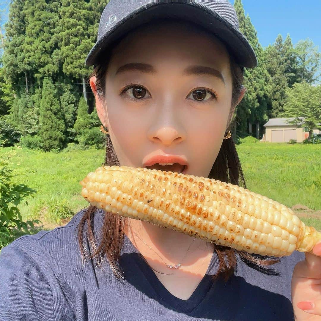 小宮山瑞季さんのインスタグラム写真 - (小宮山瑞季Instagram)「休日は久しぶりのリフレッシュデー☺️ 友人たちとのんびり夏を満喫する旅に 出かけてきました☺️🍀✨  信濃町のもろこし街道は、 トウモロコシが旬ということもあり大賑わい🌽！ わたしは、 #ホワイトショコラ という品種の 白いトウモロコシをいただきました😋  粒が大きくて、甘みがあって、 とってもおいしかったです😎✨ 夏に食べるトウモロコシ、格別です！  さて、きょうから8月！ 本格的な夏に突入し、暑い日が続きます😲 無理せず、休める時は休んで、 そして、しっかり食べて！ 暑い夏を乗り切りましょう🌼🌼🌼   #休日  #プライベート  #リフレッシュ  #夏満喫  #夏  #summer  #信濃町  #shinanomachi  #もろこし街道  #トウモロコシ  #corn  #白いトウモロコシ  #長野 #nagano  #長野お出かけスポット  #きょうから8月  #august  #長野放送  #アナウンサー  #小宮山瑞季」8月1日 20時17分 - komiyama_mizuki