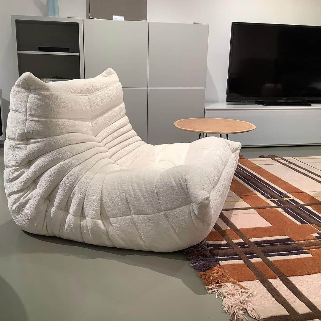 ligne roset shopさんのインスタグラム写真 - (ligne roset shopInstagram)「今人気の白いソファです。フワフワ生地に特徴的なフォルム。3人掛けはヘリンボーン柄がとても綺麗です。 【ROSETTogo】ロゼトーゴ Size 1P:W870×D1020×H700×SH380 3P:W1740 ×D1020×H700×SH380  @ligneroset_jp  #ligneroset #lignerosettokyo #rosettogo #myligneroset #sofa #fabric #interior #リーンロゼ #リーンロゼ東京 #リーンロゼトーゴ#ロゼトーゴ#リーンロゼのある暮らし #ソファ#ファブリック#インテリア」8月1日 20時18分 - ligneroset_jp_shop