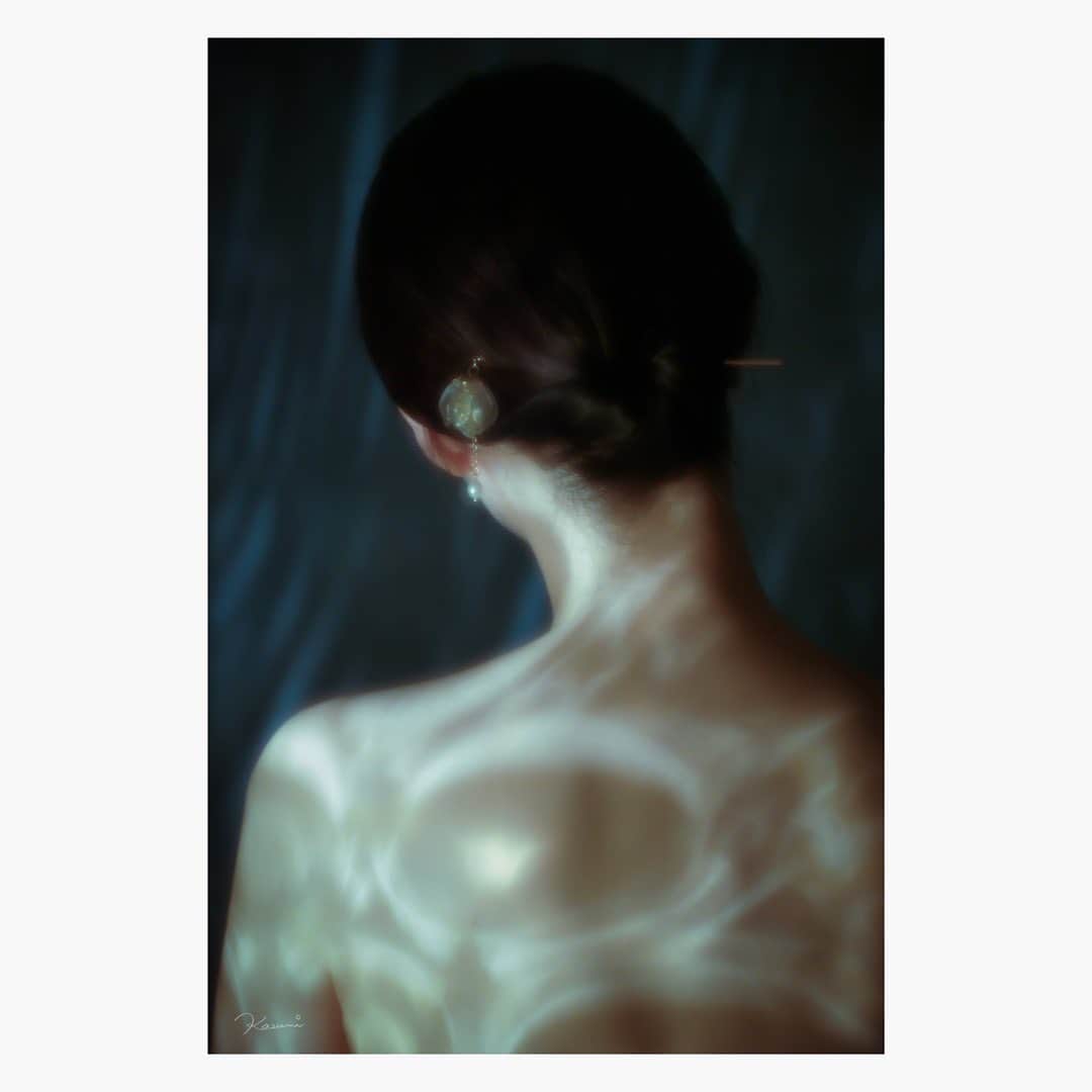 花澄のインスタグラム：「「かんざし 2023」 Leica M10-P thambar 90mm f2.2 self portrait  #leica#leicam10p#thambar90mm#thambar#oldlens#オールドレンズ#tokyo#japan#oldlens_tokyo#花澄#kazumiphotography#selfie#selfportrait#Impressionism#印象派」